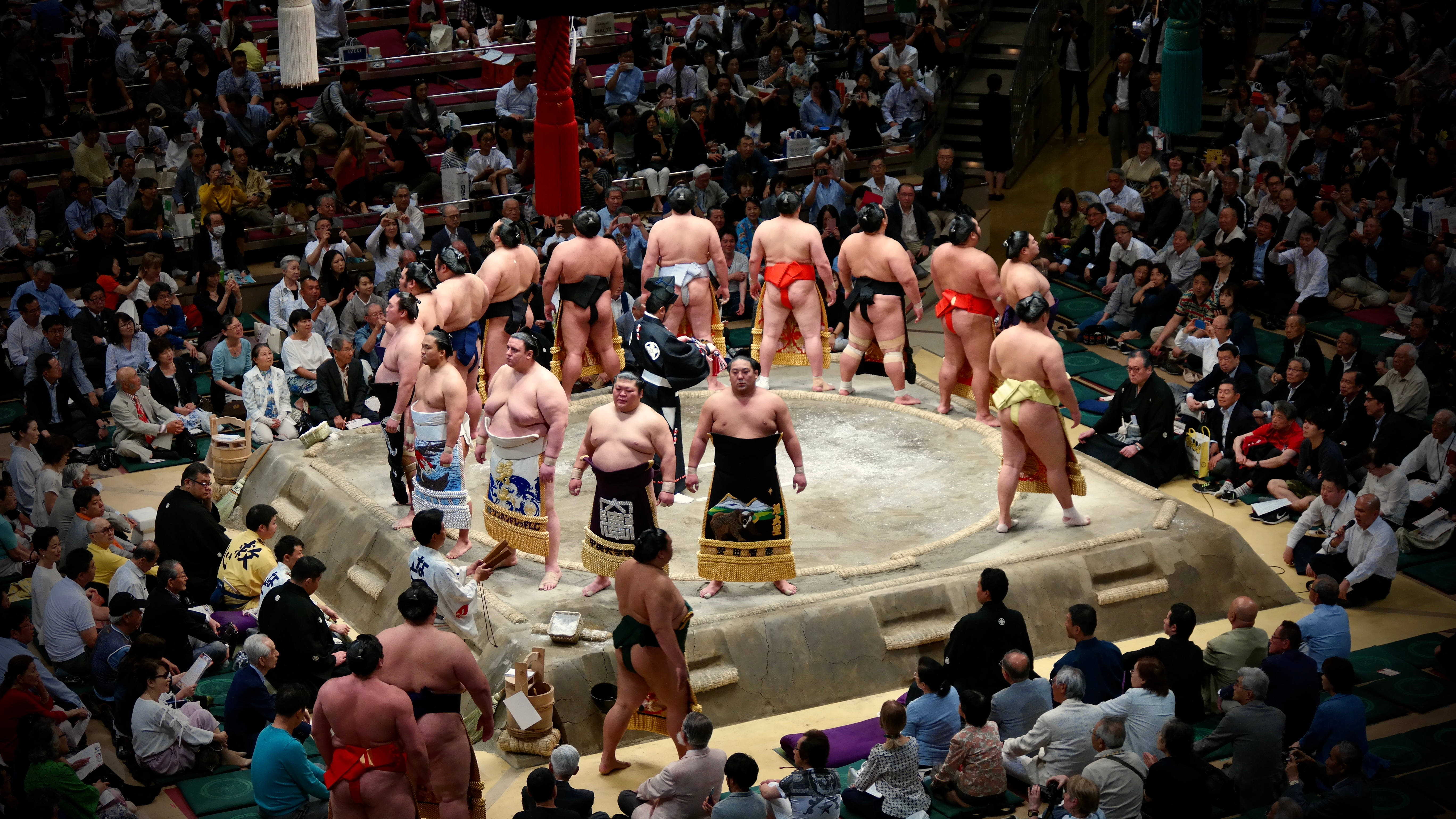 Hai đô vật Sumo đối đầu trong võ đài truyền thống Nhật Bản Hình nền