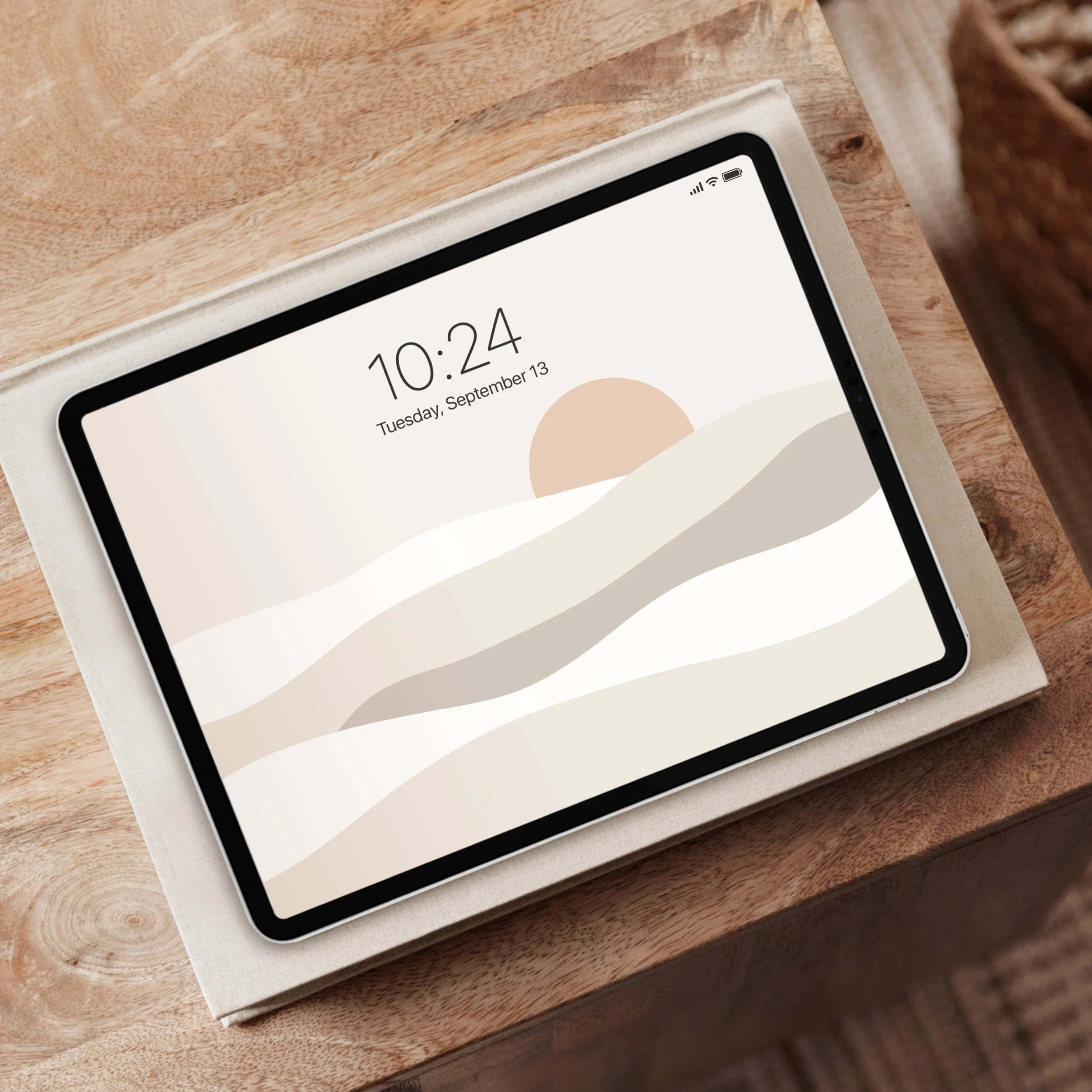 "Hãy sáng tạo cùng chiếc iPad thẩm mỹ." Hình nền