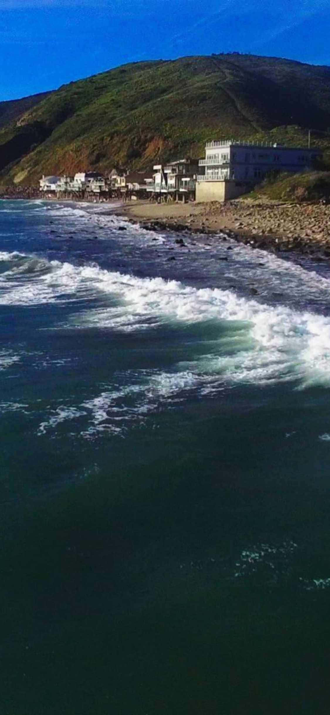 Hãy thoát khỏi: Thư giãn với quang cảnh Malibu, California trên iPhone Xs của bạn Hình nền