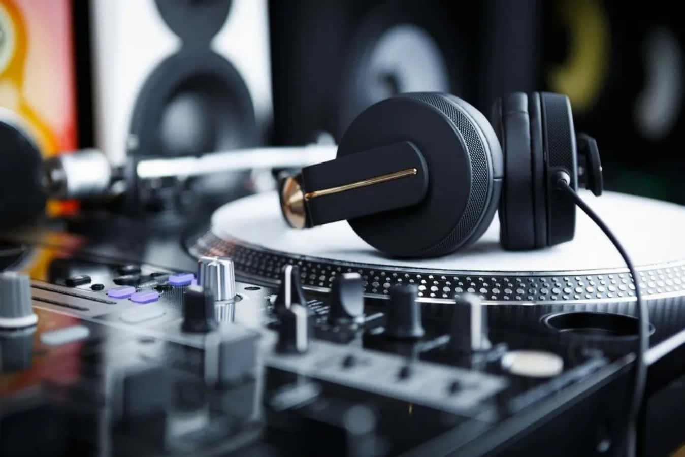 Hình ảnh bàn xoay DJ và tai nghe âm nhạc Hình nền