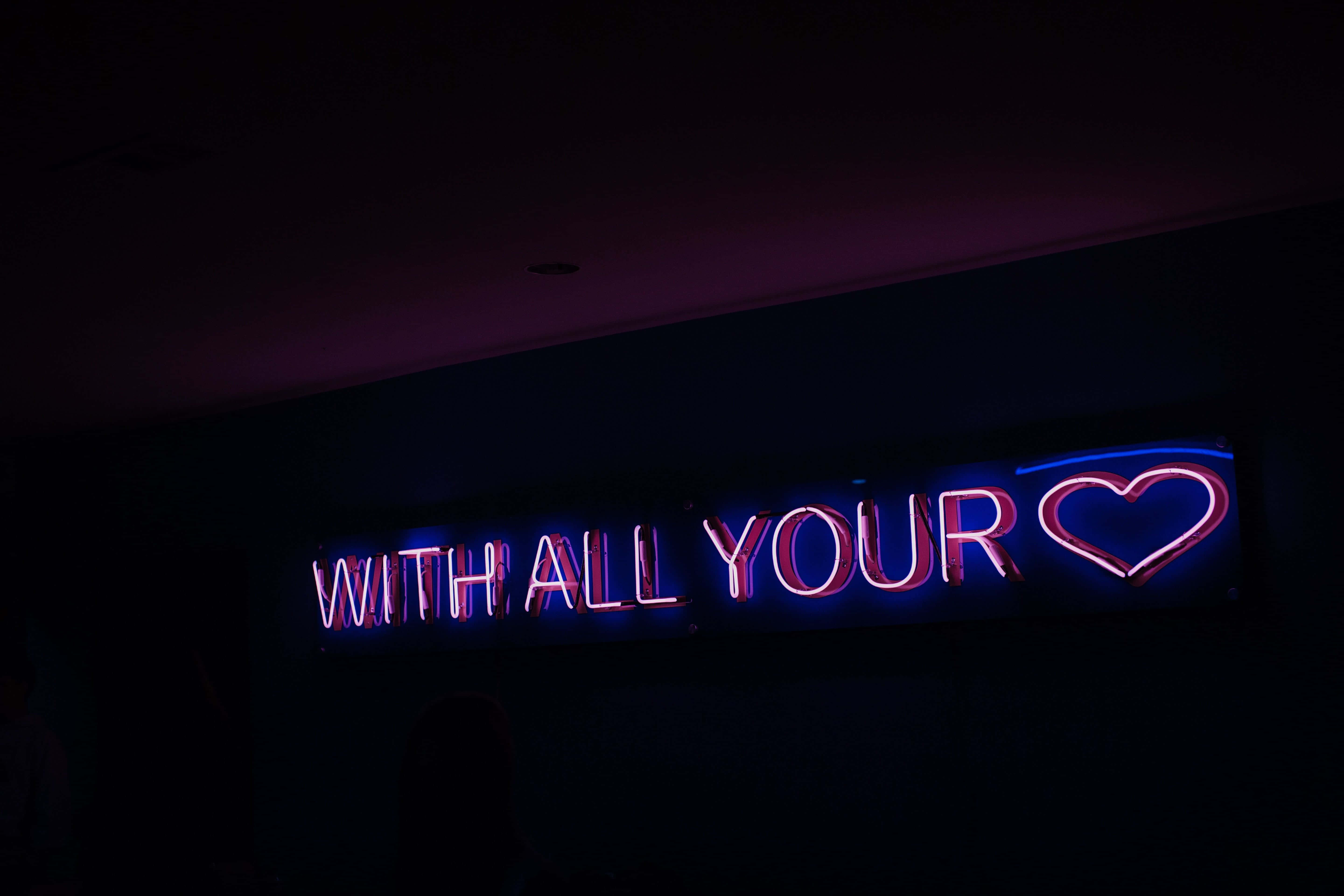 Hình ảnh biển hiệu trái tim màu tím neon Hình nền