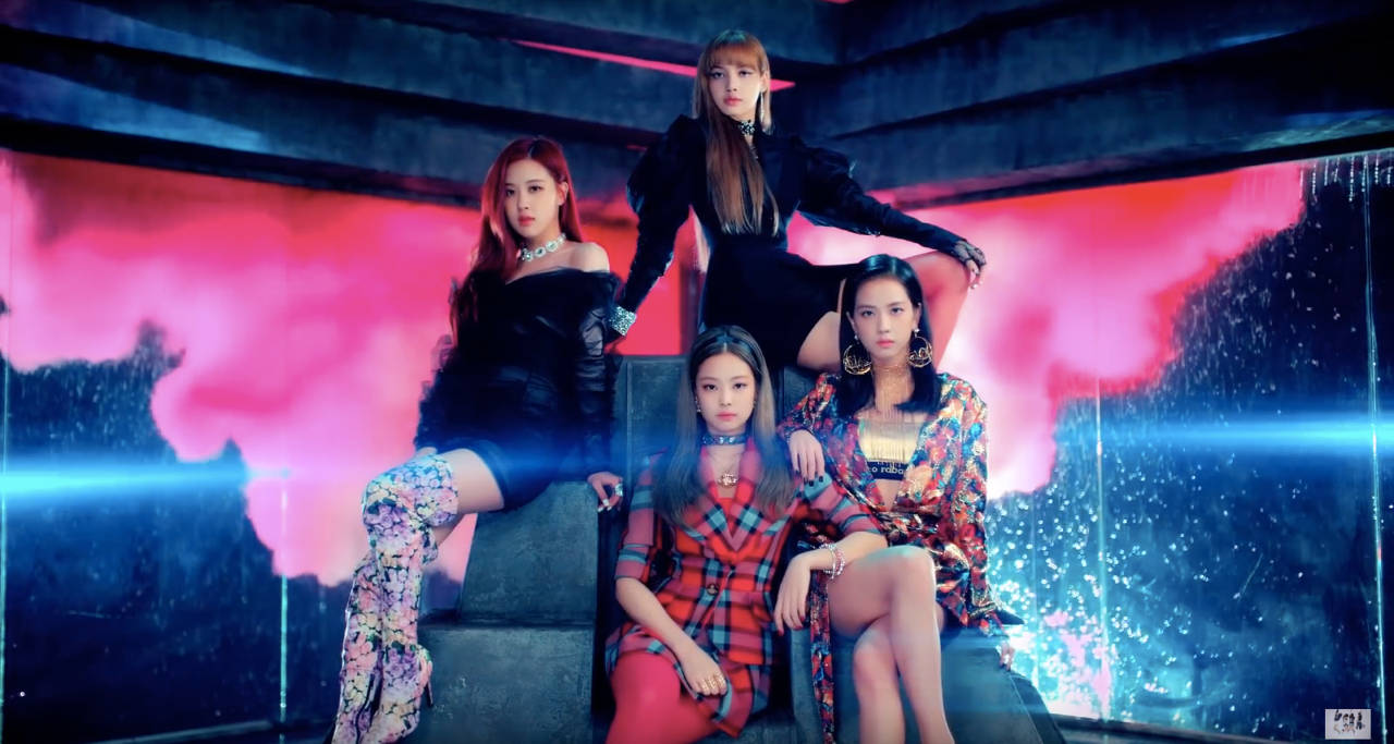 Hình nền Blackpink của các thành viên trên nền khói hồng cho MV DDU-DU DDU-DU