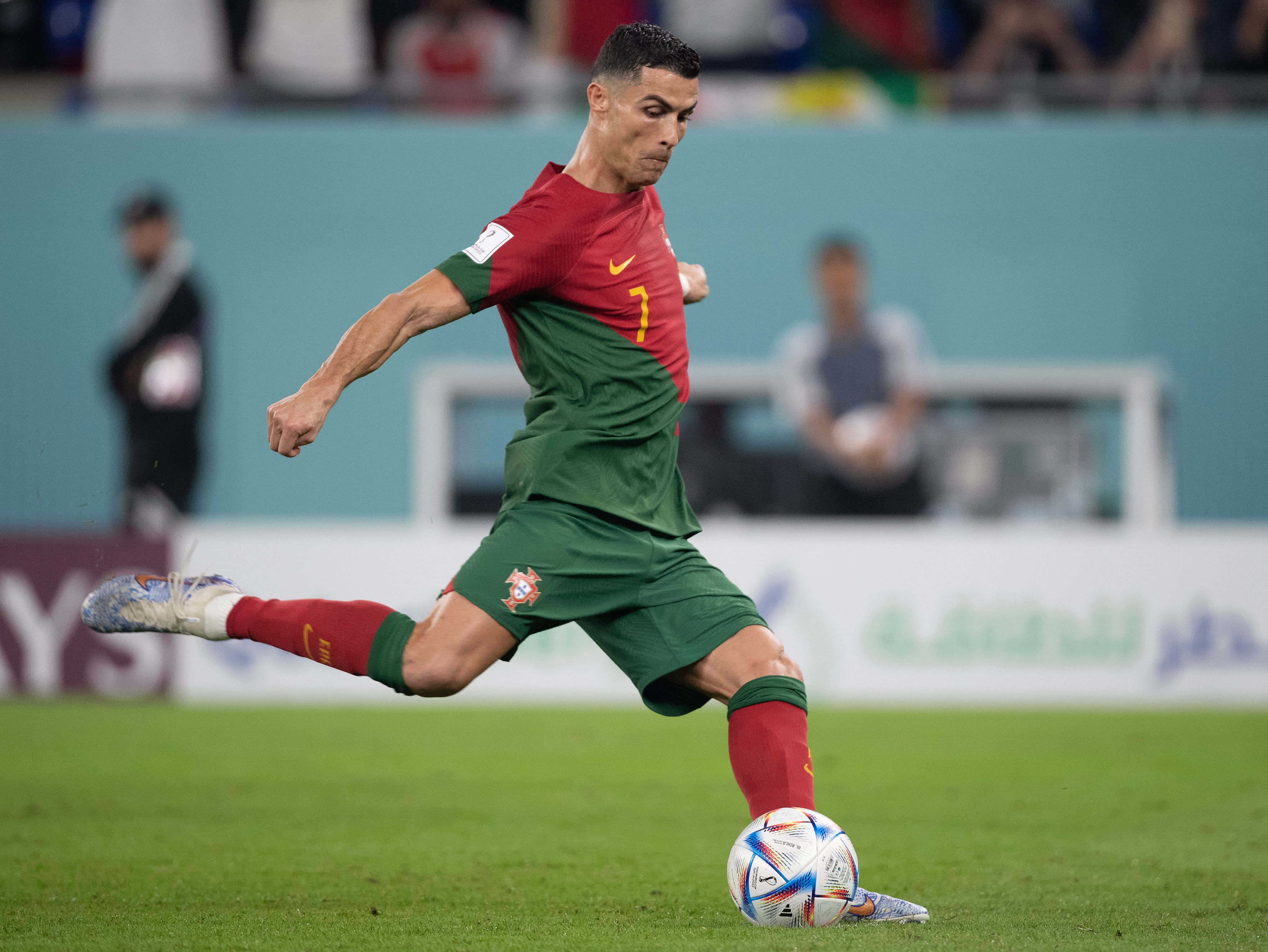 Hình ảnh Cristiano Ronaldo đang sút bóng Hình nền