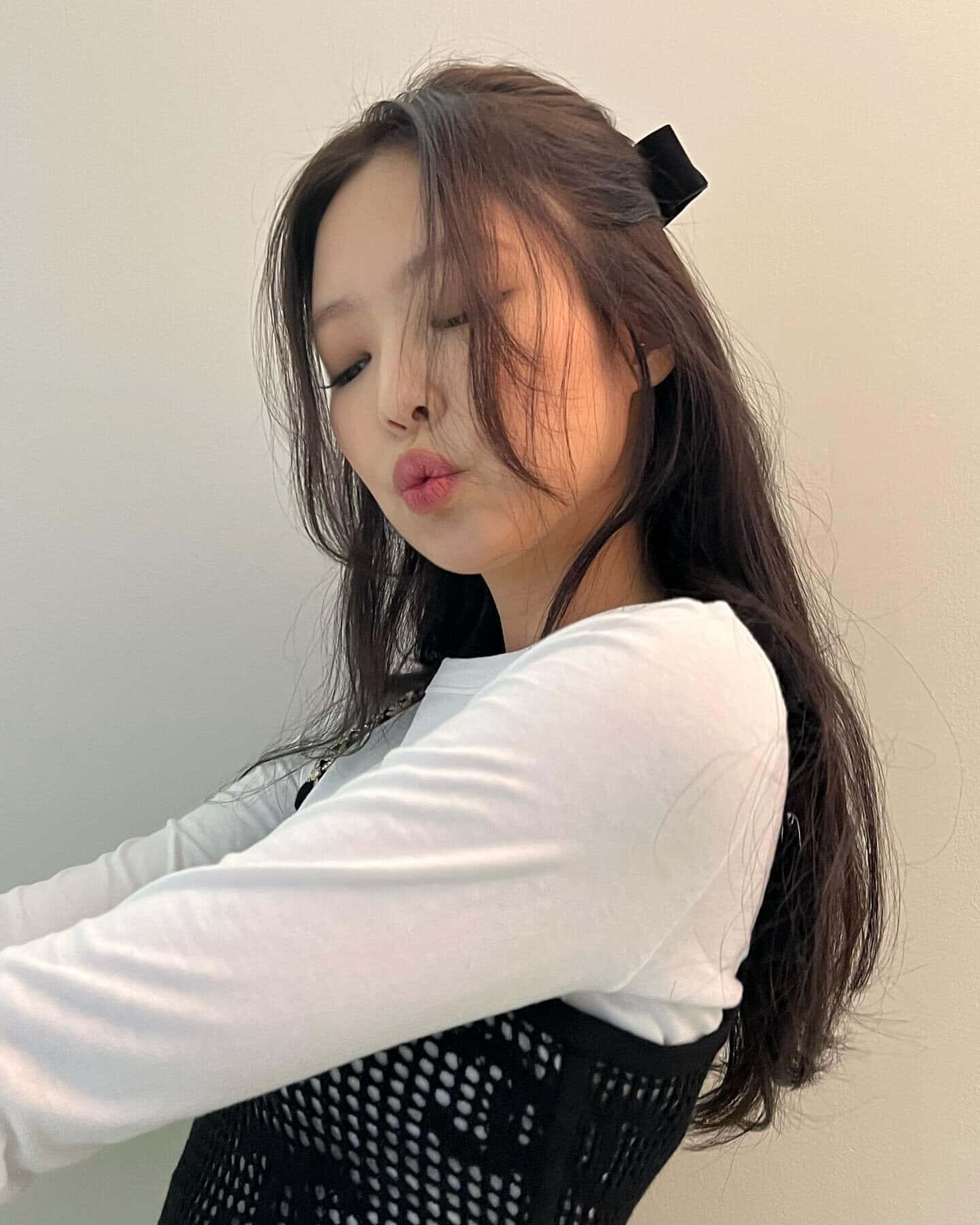 Hình ảnh Jennie Blackpink mặt chu môi hôn Hình nền