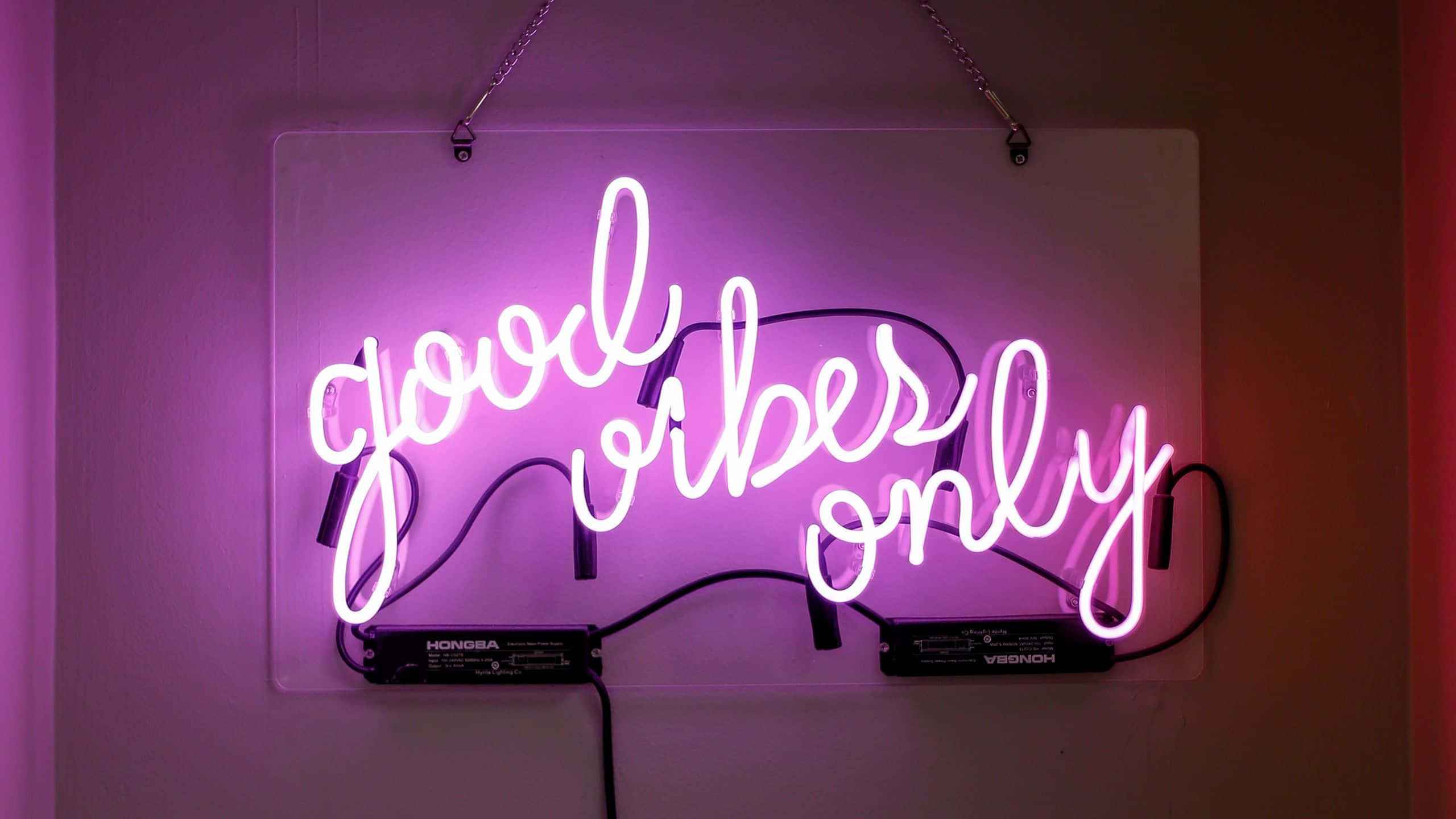 Hình ảnh màu hồng neon với dòng chữ Good Vibes Only Hình nền