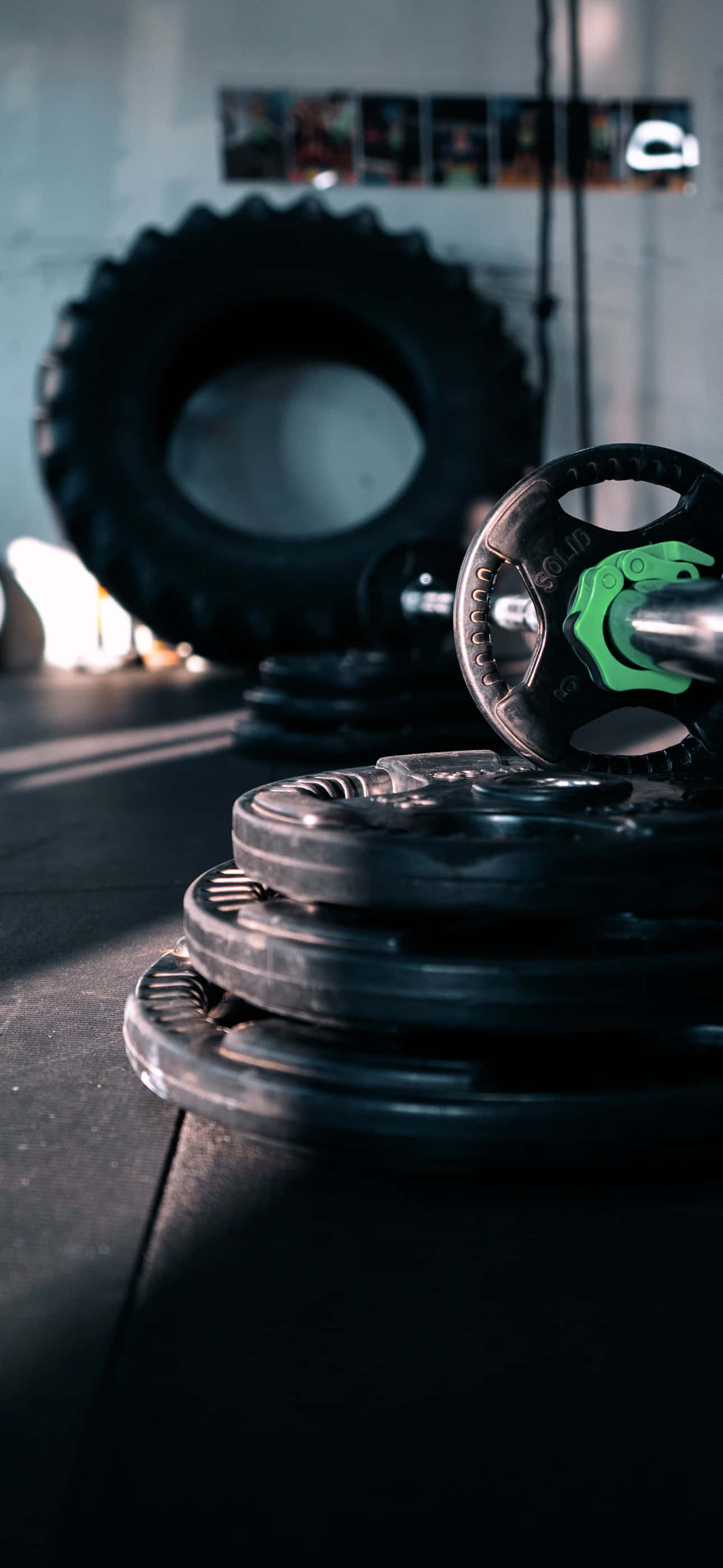 Hình ảnh Một người tại phòng gym đang cầm chiếc iPhone mới nhất Hình nền