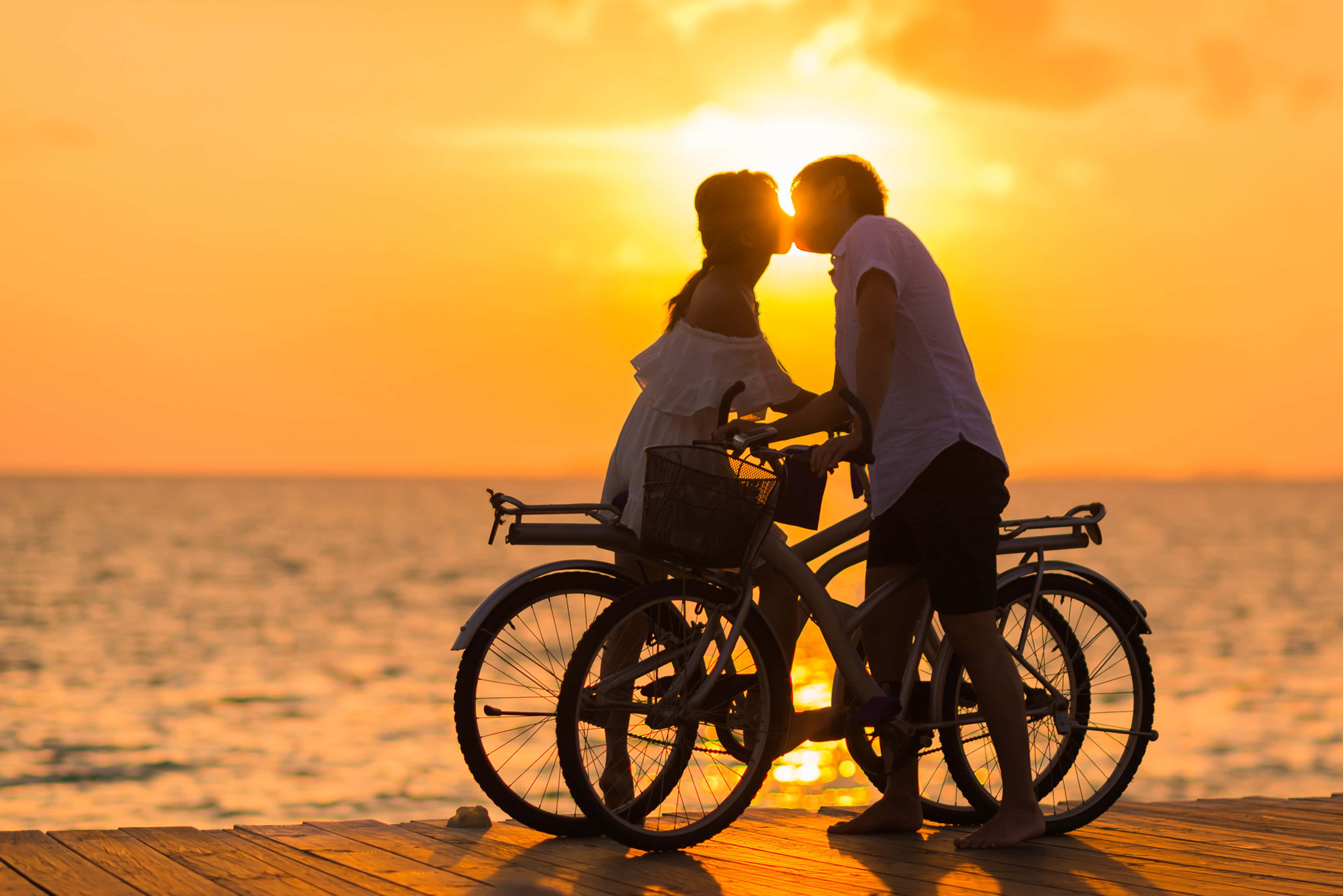 Hình ảnh đôi bạn mục tiêu hôn nhau cùng xe đạp Hình nền