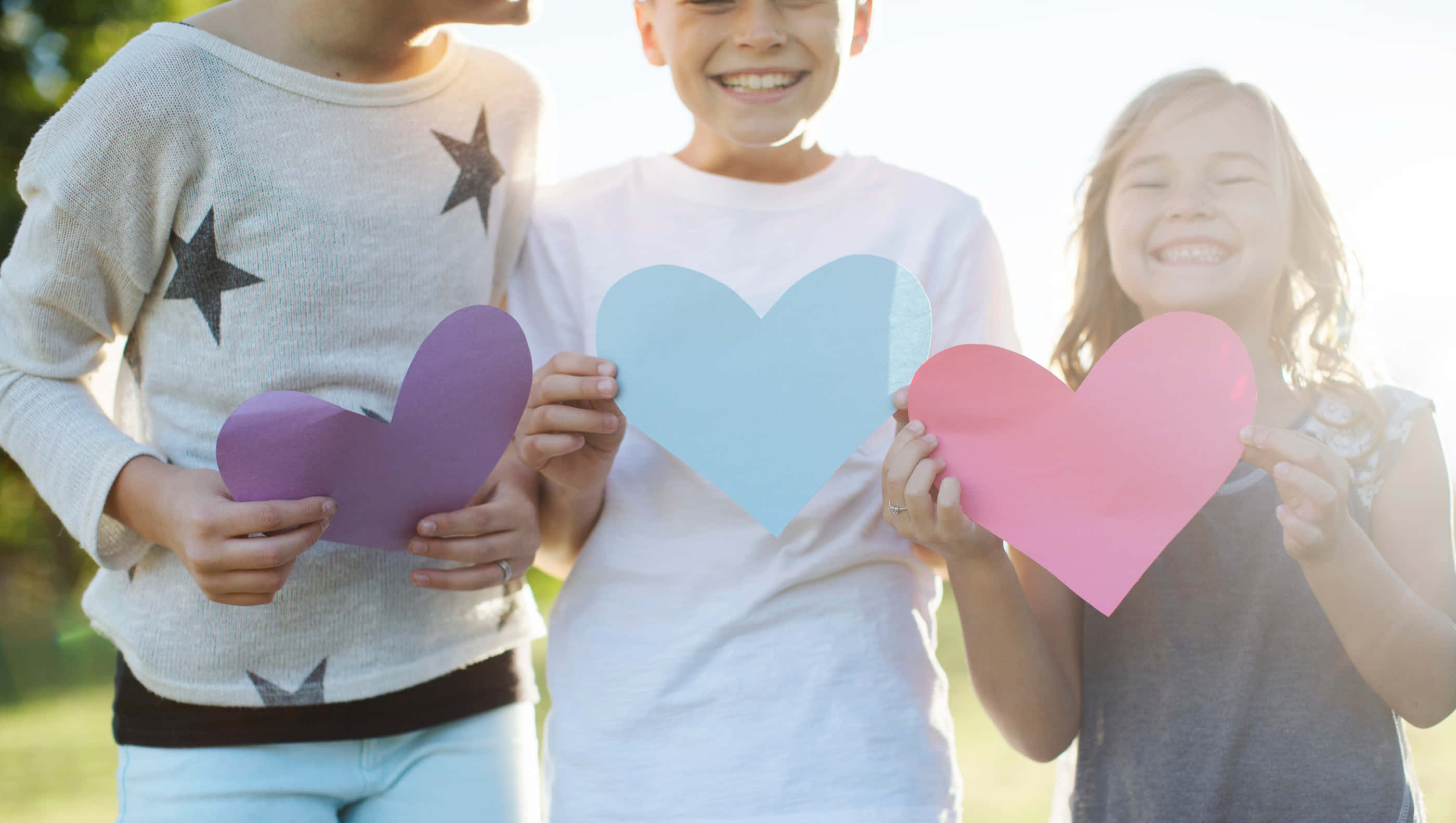 Hình ảnh trẻ em cầm trái tim giấy ngày Valentine Hình nền