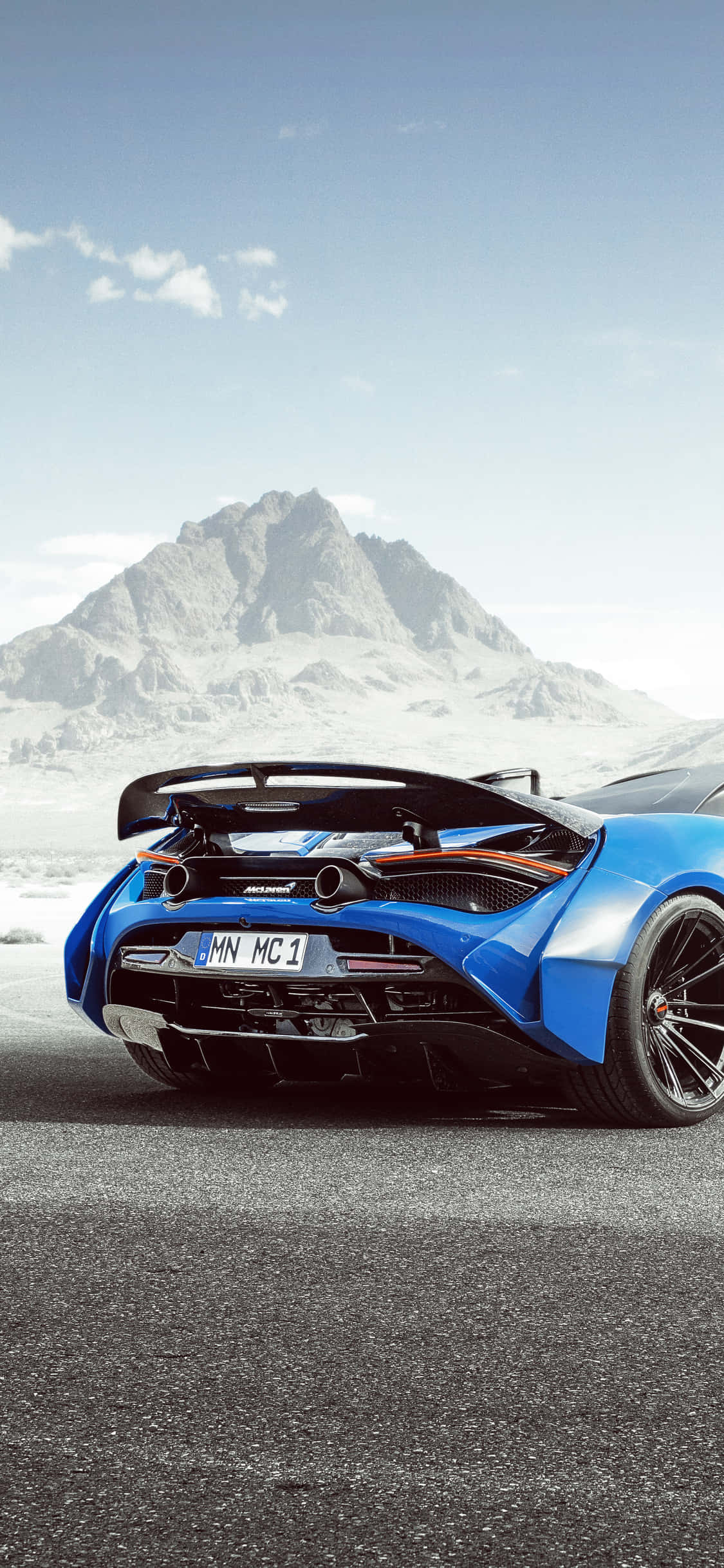 “Hình ảnh được dựng hình của chiếc iPhone Xs và McLaren 720s sang trọng trong cùng một khung hình” Hình nền