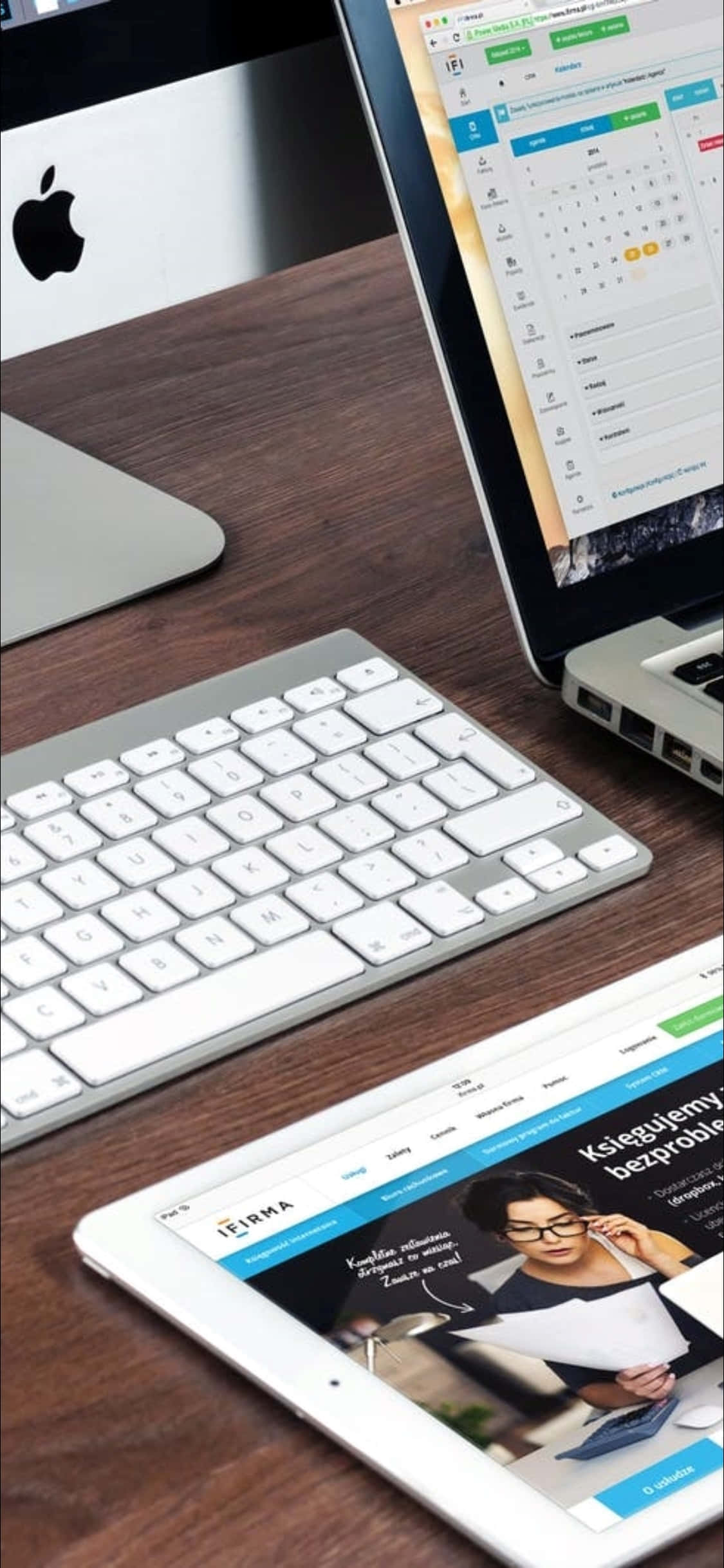 Hình nền Bàn làm việc iPhone X với Laptop và Bàn phím Hình nền