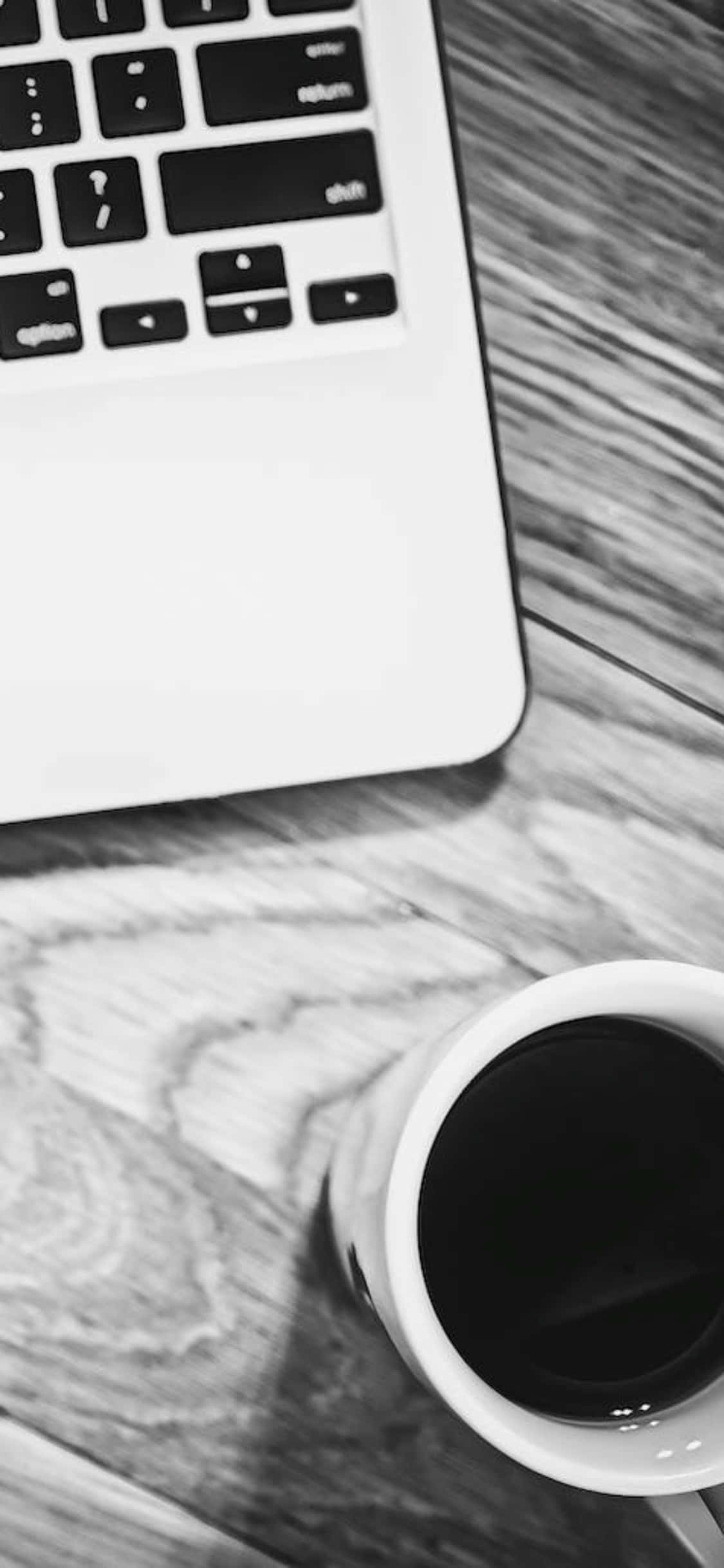 Hình nền bàn làm việc iPhone X ảnh đen trắng với cốc và laptop Hình nền
