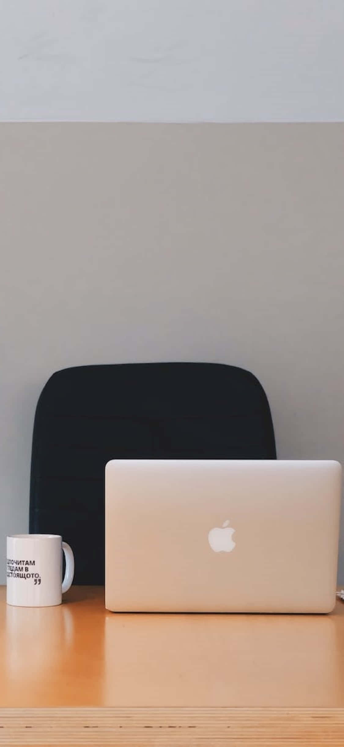 Hình nền bàn làm việc iPhone X Bàn gỗ với Laptop và Cốc Hình nền