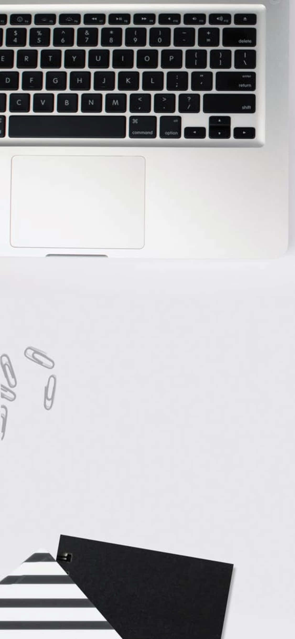 Hình nền iPhone X Bàn làm việc với Laptop và Kẹp giấy Hình nền