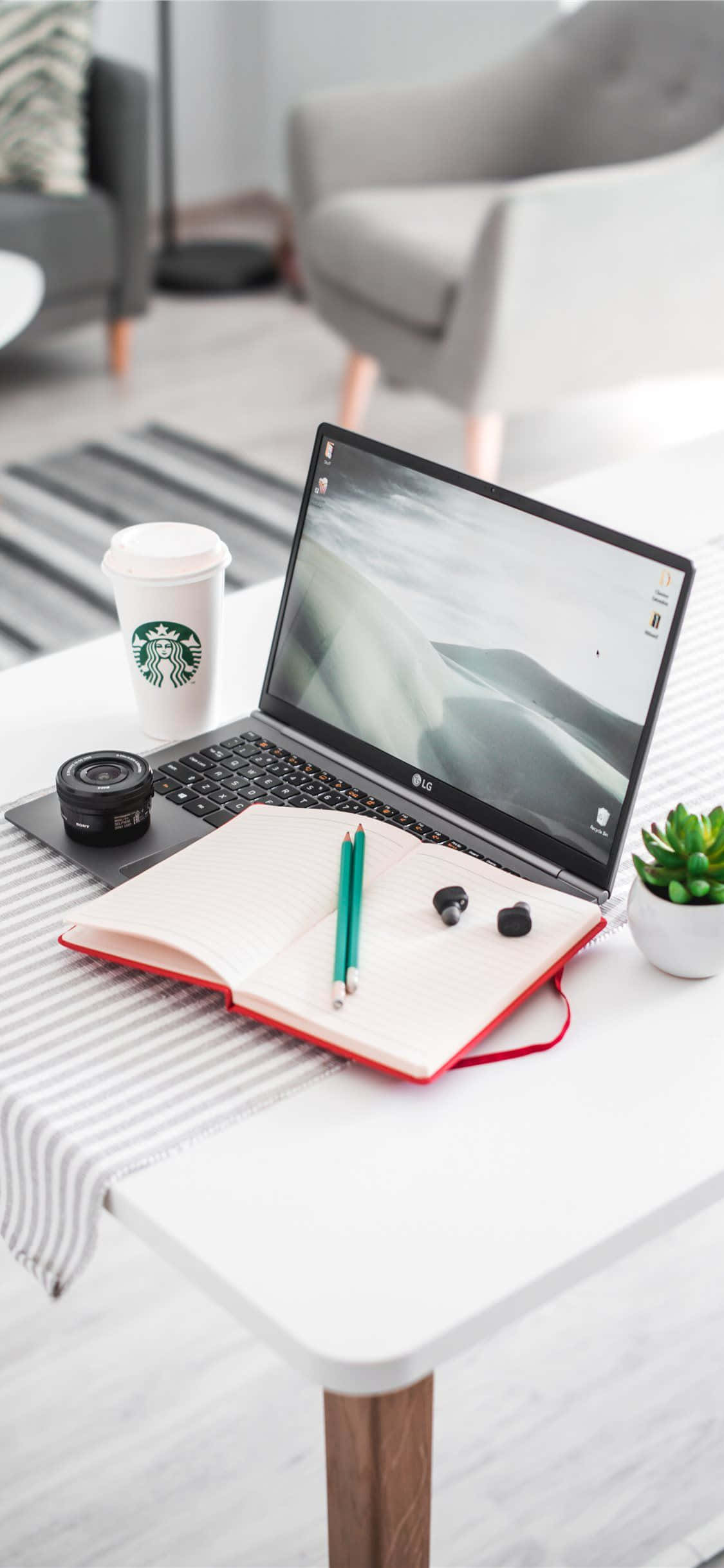 Hình nền bàn làm việc với laptop và sổ tay cho Android Hình nền