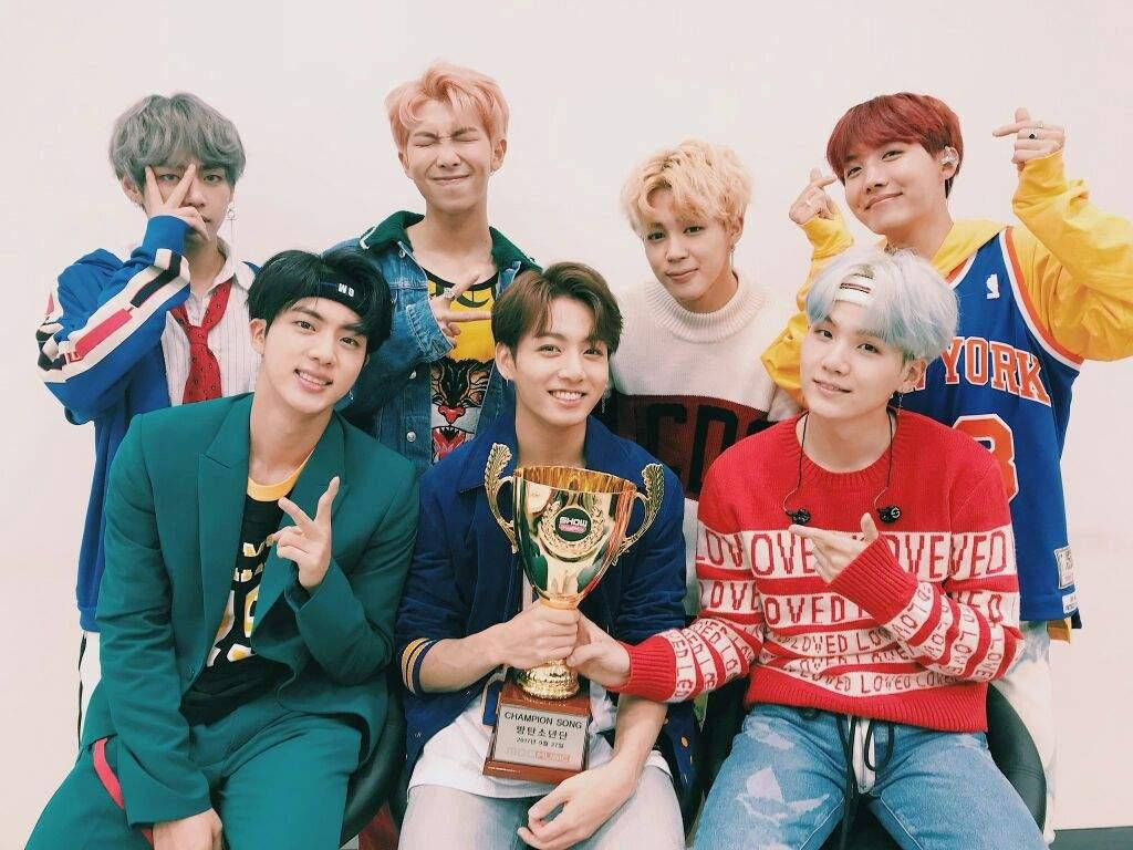 Hình nền máy tính BTS với cúp Hình nền