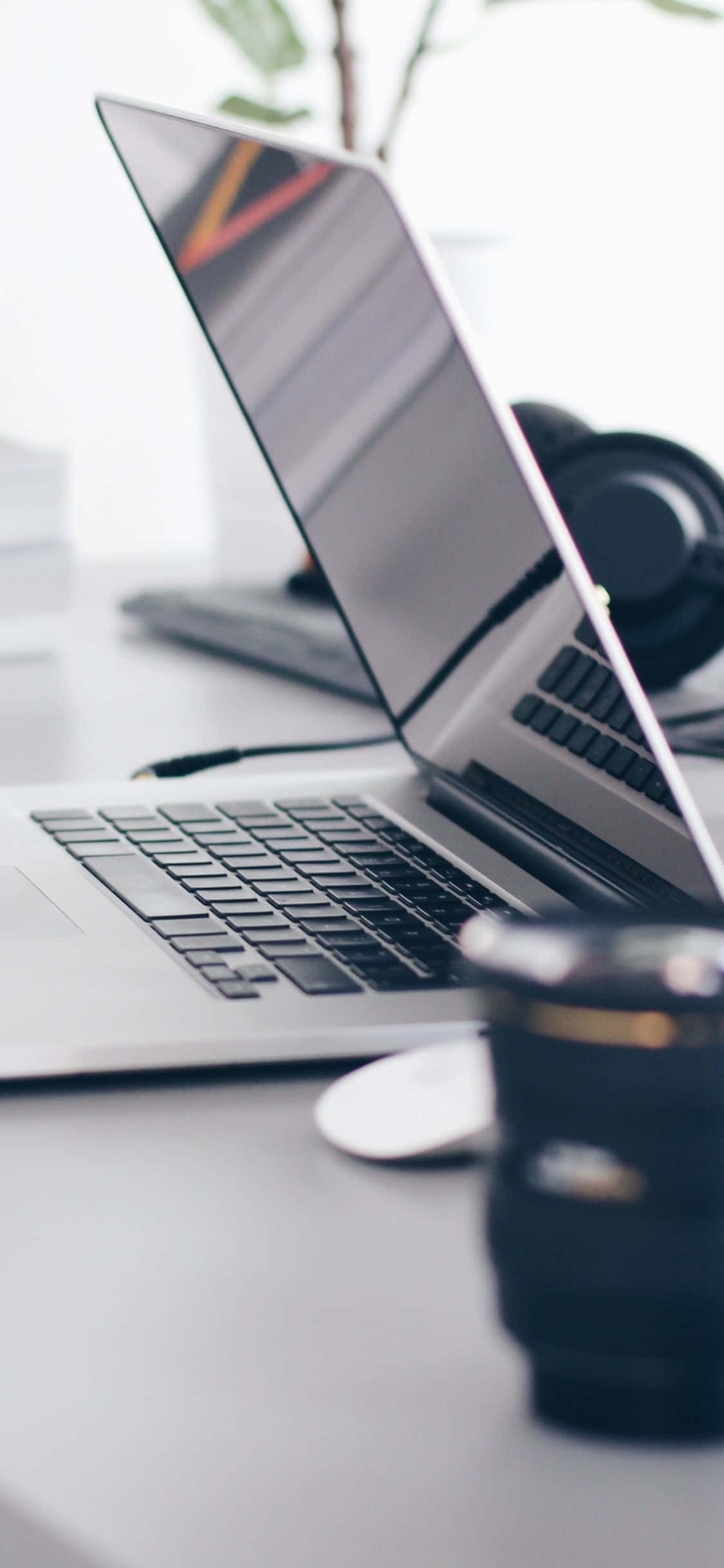 Hình nền văn phòng với laptop cho iPhone XS Hình nền