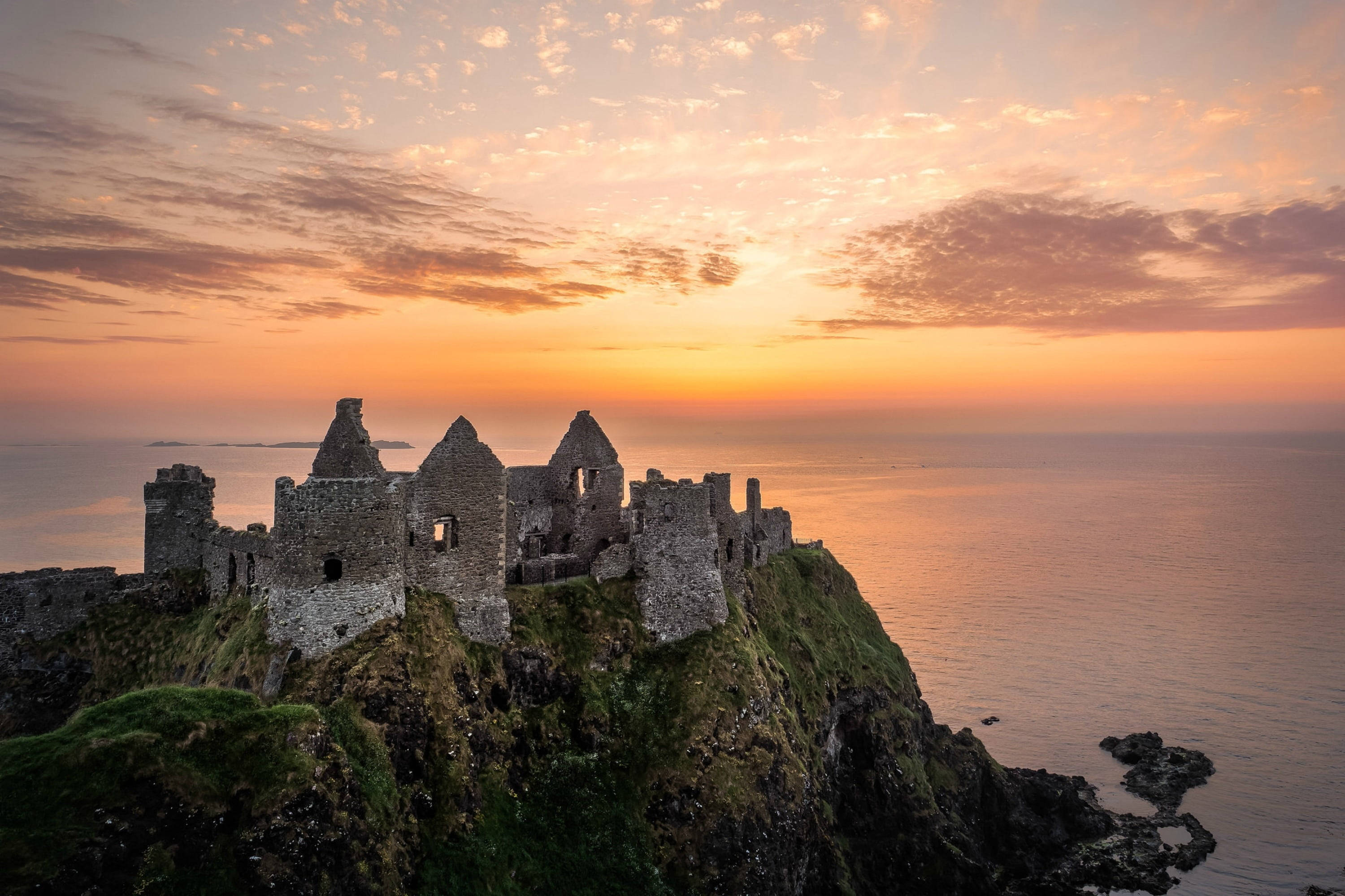 Hoàng hôn tuyệt đẹp tại Lâu đài Dunluce Hình nền