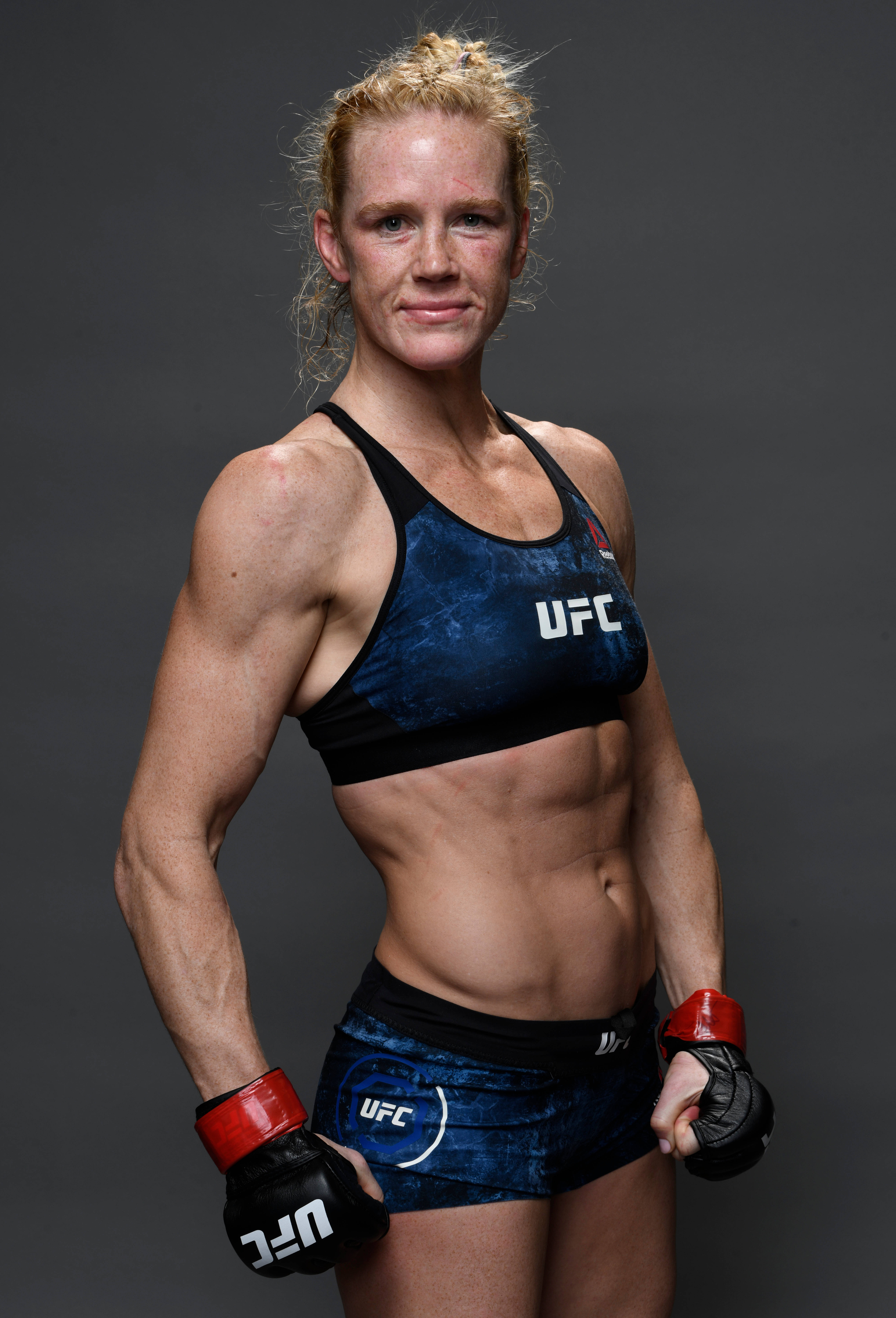 Holly Holm Với Thân Hình Cân Đối Hình nền