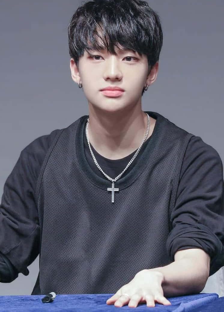 Hyunjin Rapper Hàn Quốc với Vẻ Mặt Lạnh Lùng Hình nền