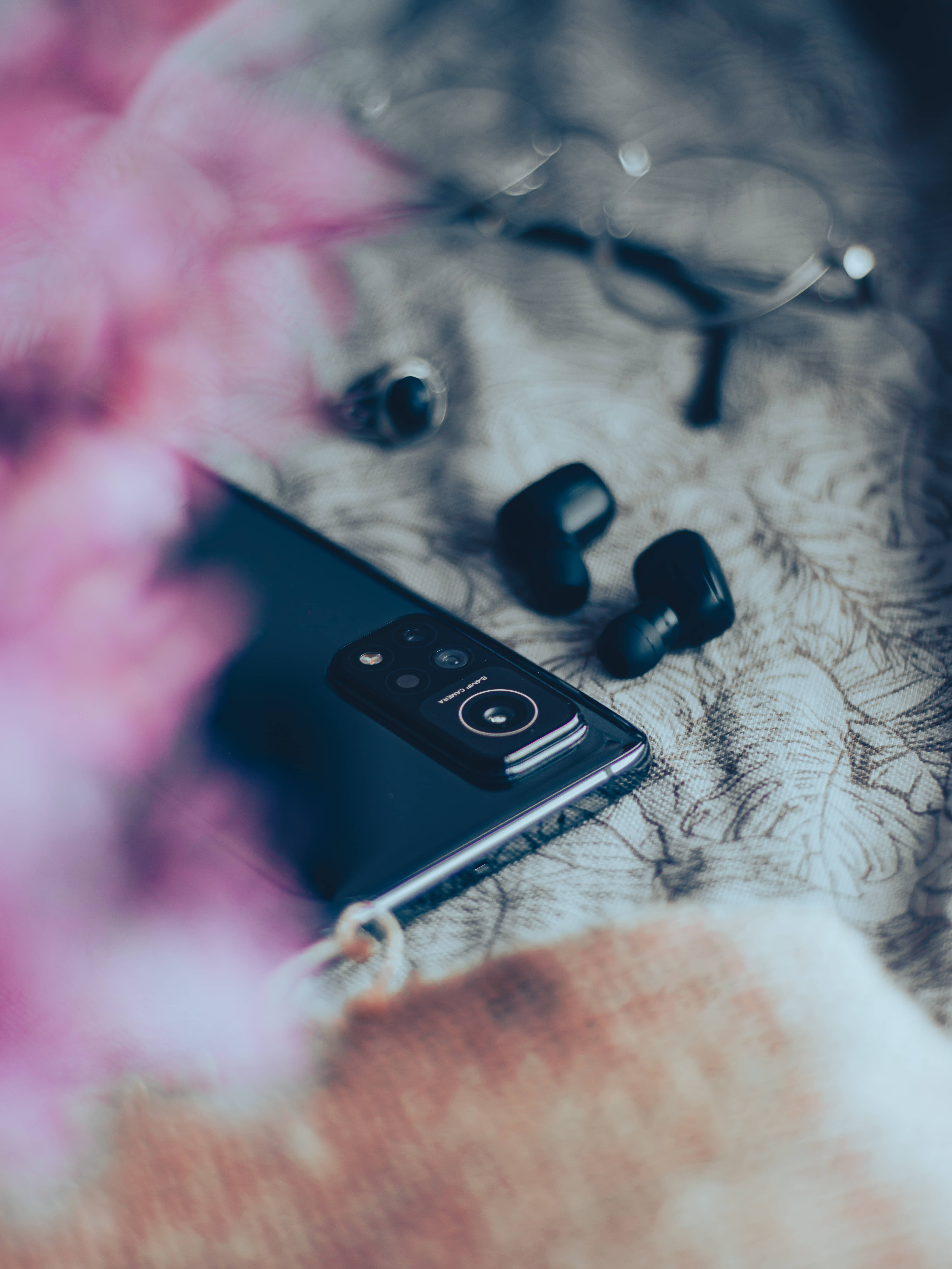 Điện thoại Xiaomi trên giường Hình nền
