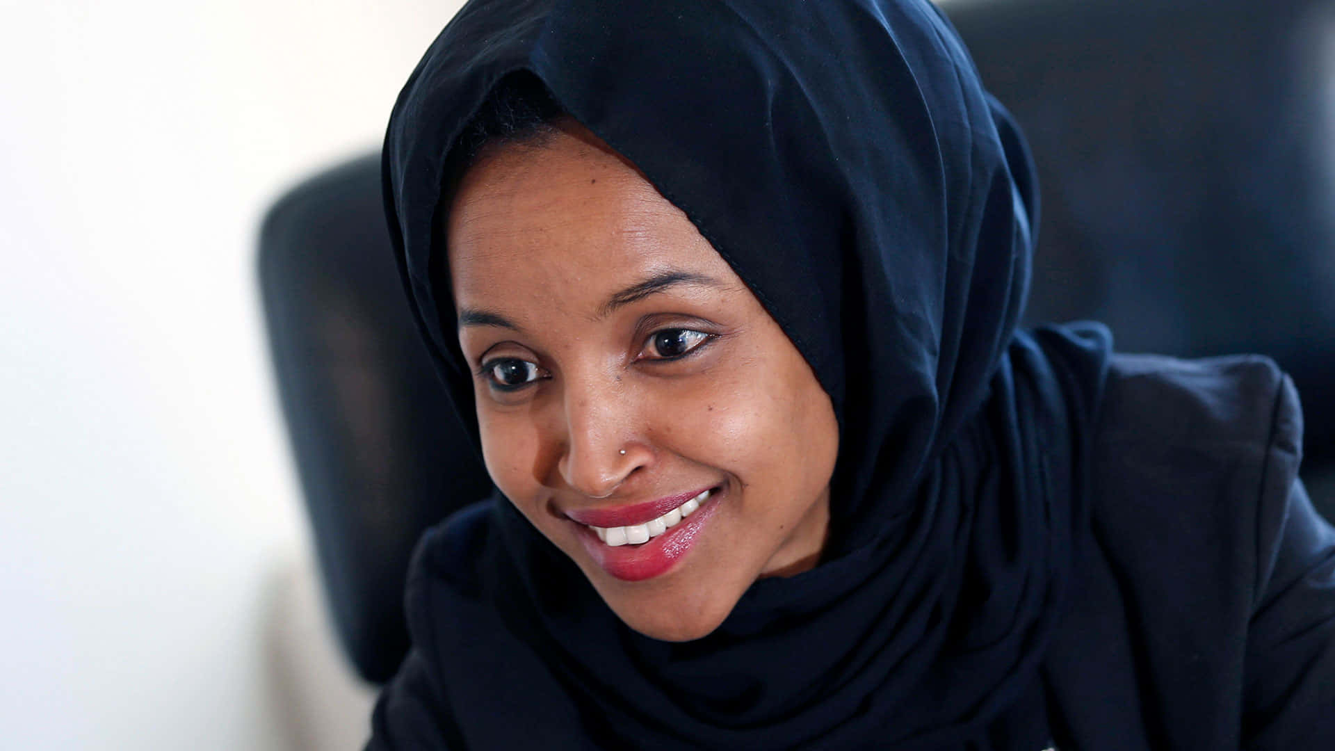 Ilhan Omar trong trang phục toàn màu đen Hình nền
