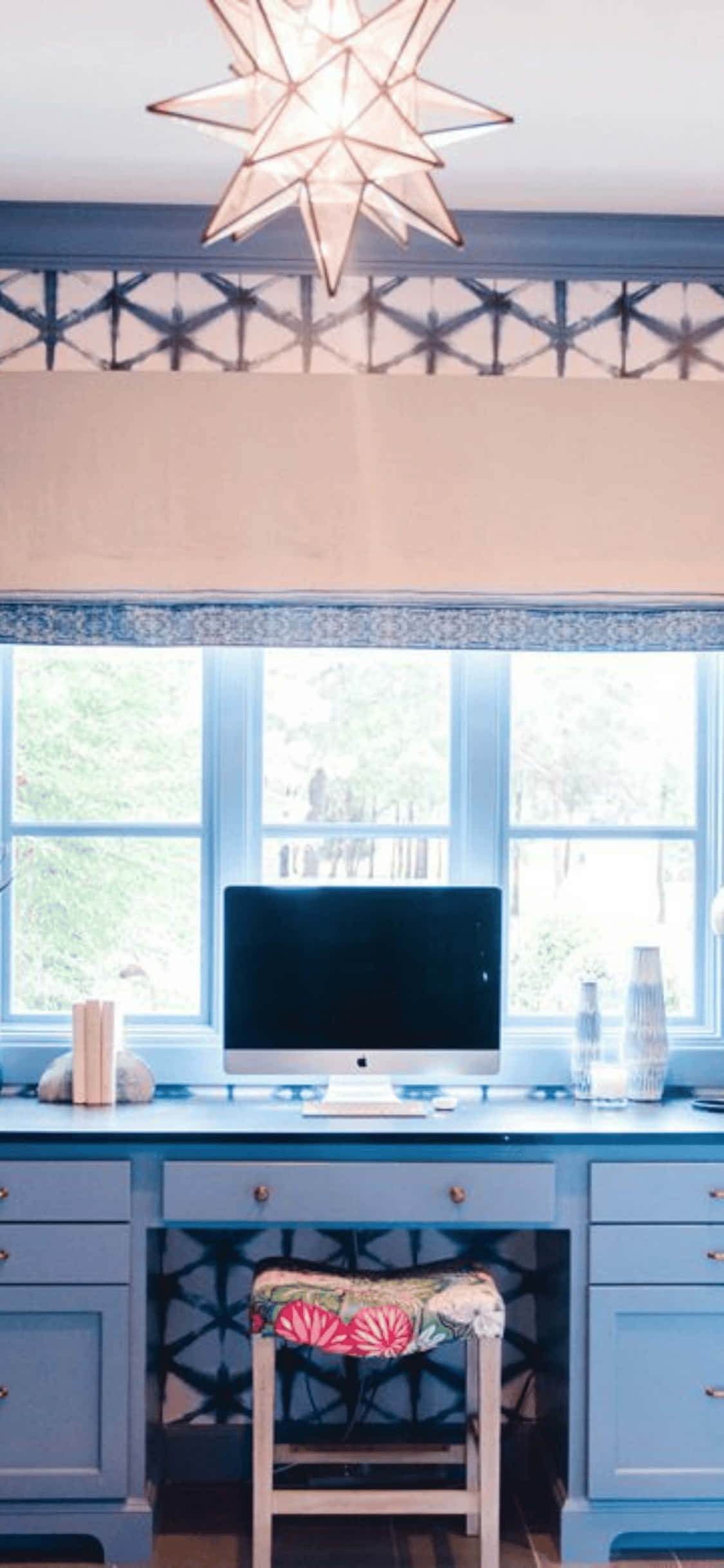 iMac trên bàn xanh - Hình nền văn phòng iPhone X Hình nền