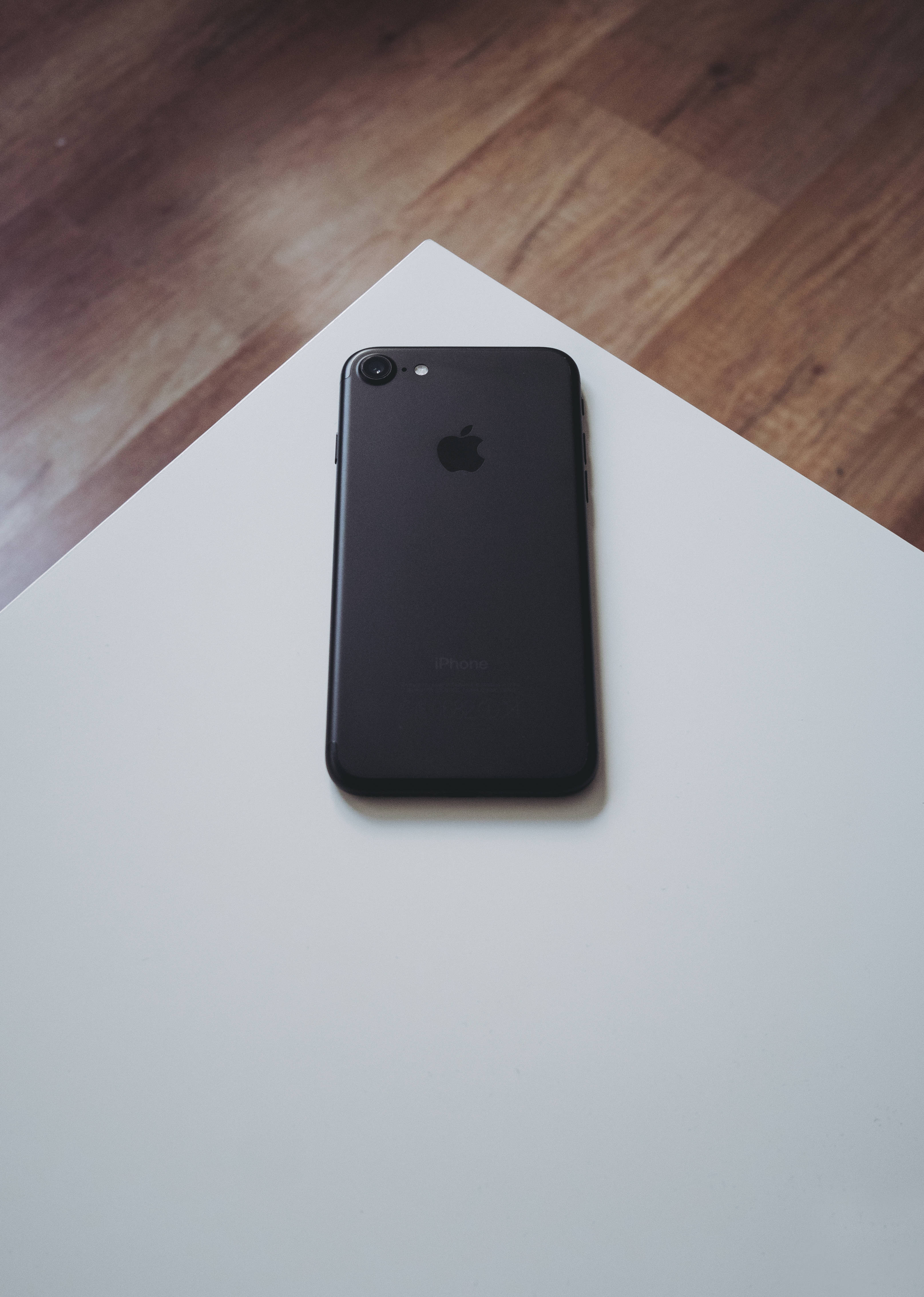 iPhone 8 Trên Bề Mặt Trắng Hình nền