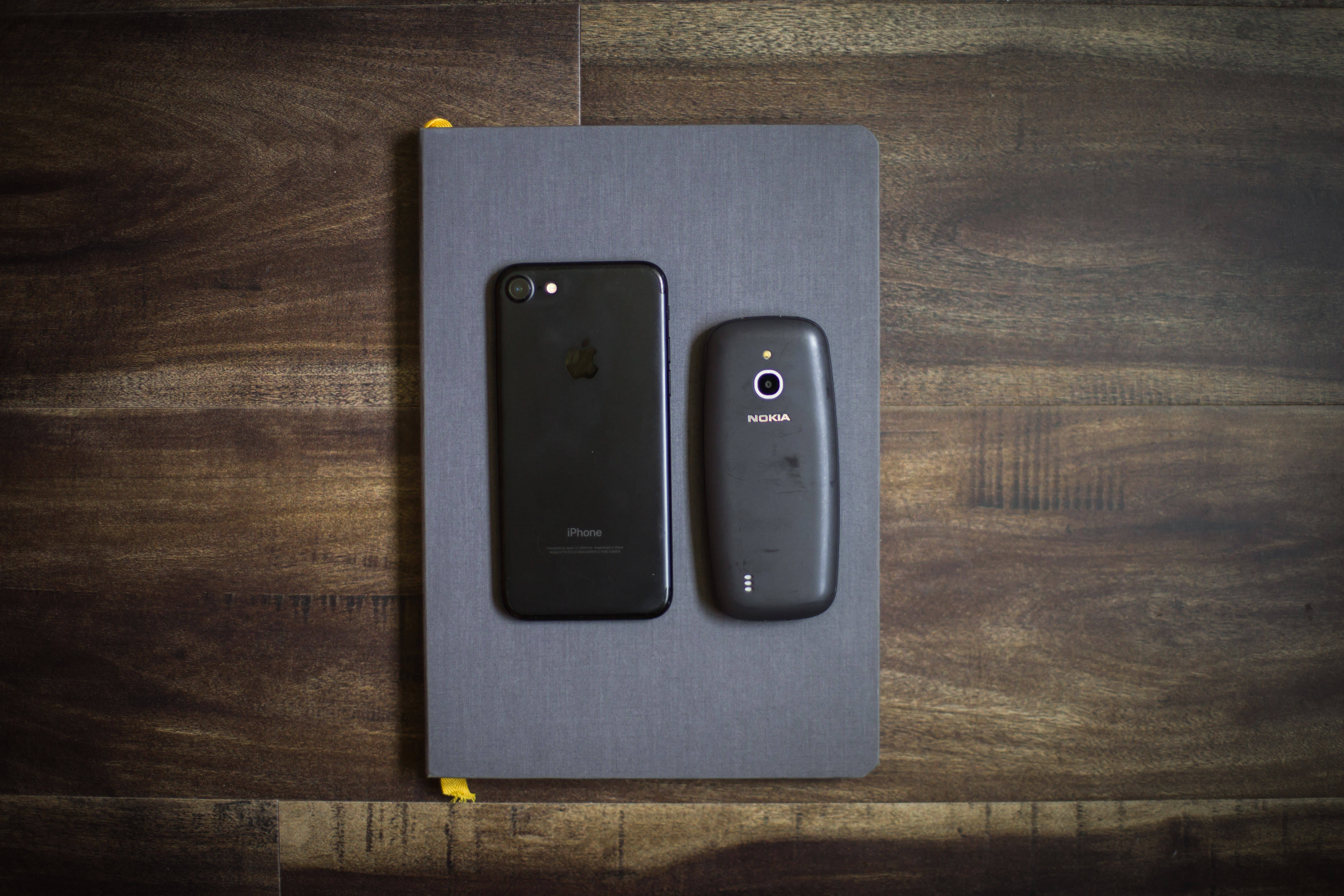 iPhone và Nokia 3310 Hình nền