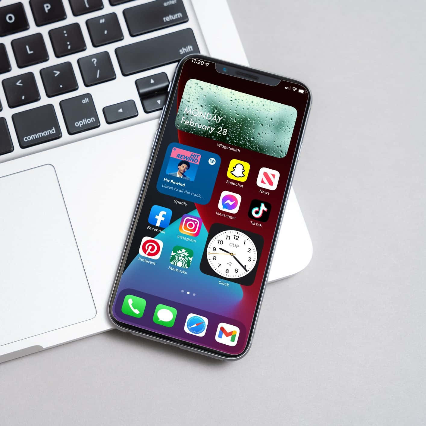 iPhone XR với các ứng dụng đặt cạnh máy tính xách tay Hình nền