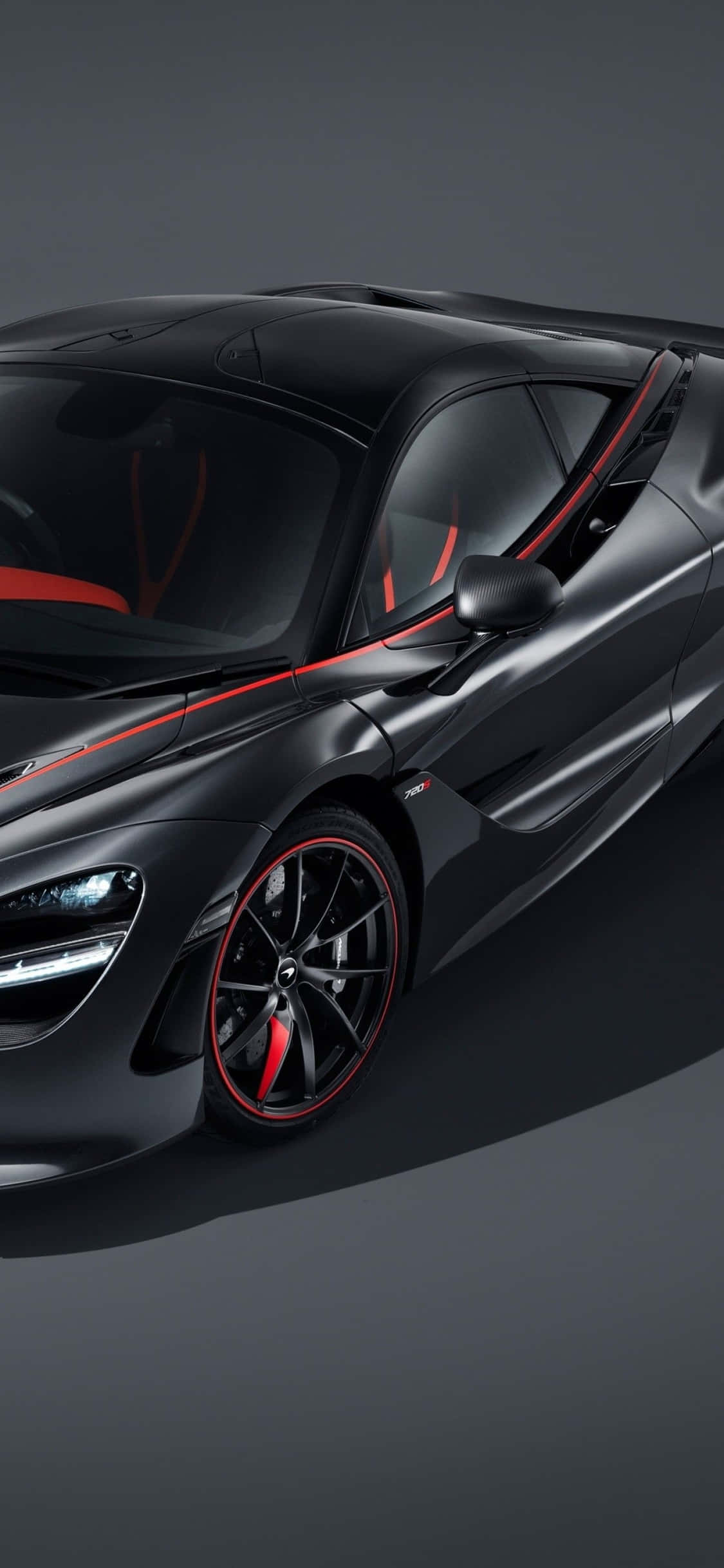 iPhone Xs bên cạnh chiếc McLaren 720s bóng bẩy Hình nền