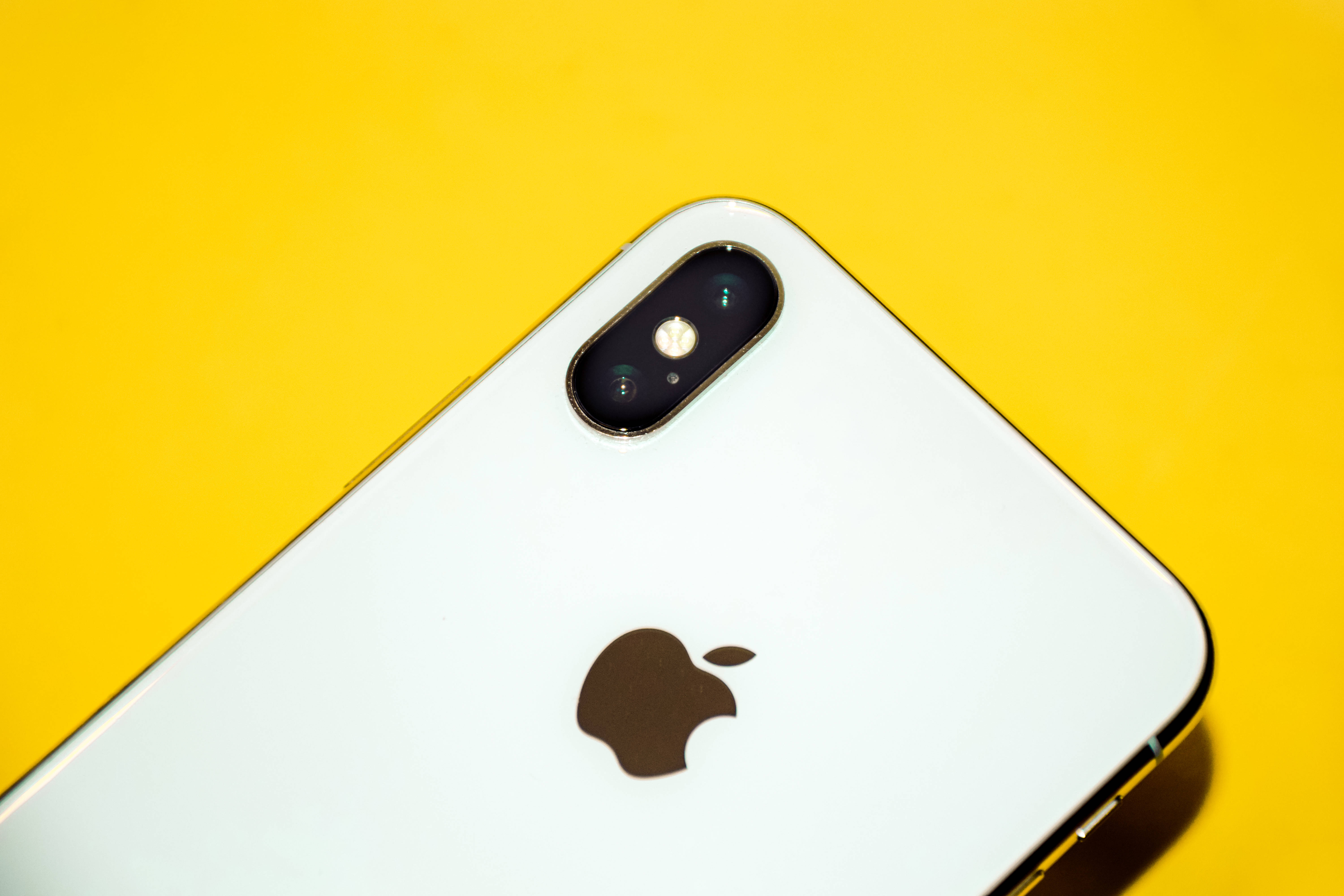 iPhone Xs Max Trên Nền Vàng Hình nền