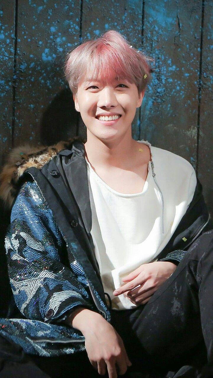 J-Hope BTS dễ thương đang mỉm cười Hình nền
