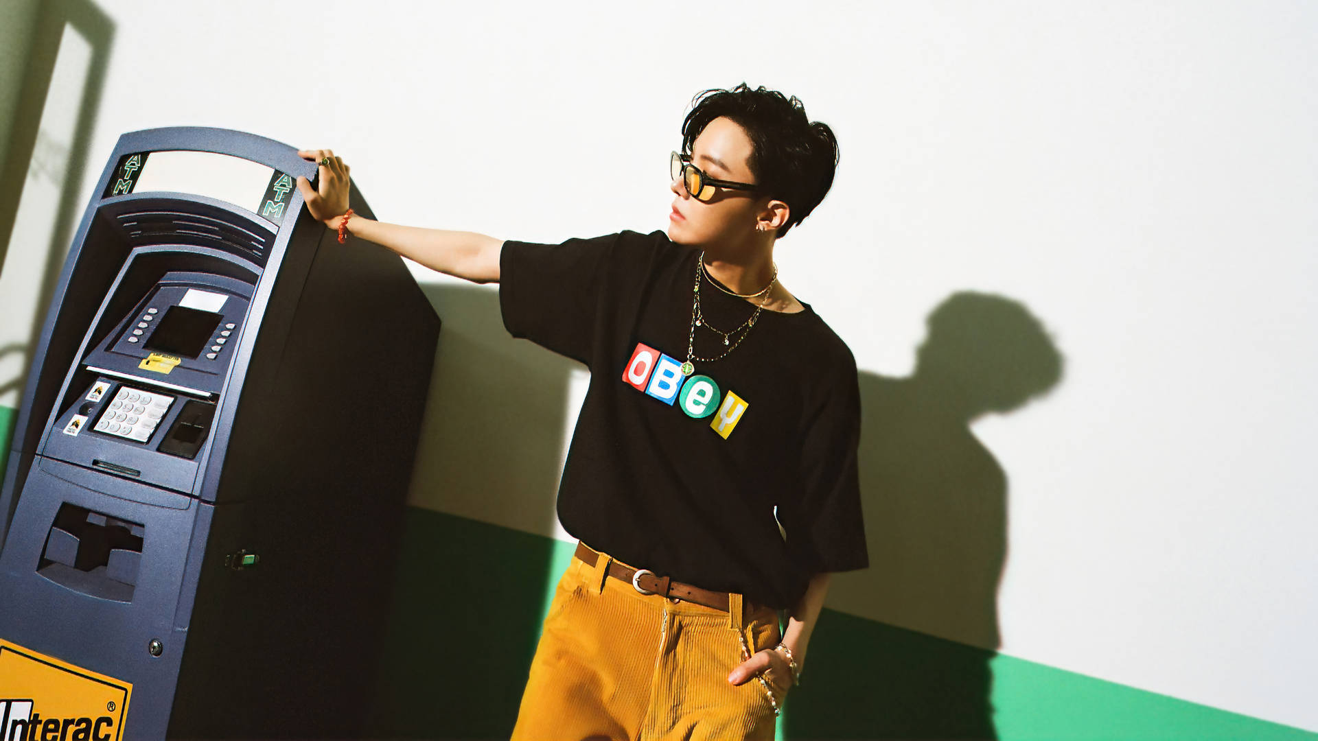 J-Hope tạo dáng bên máy ATM Hình nền