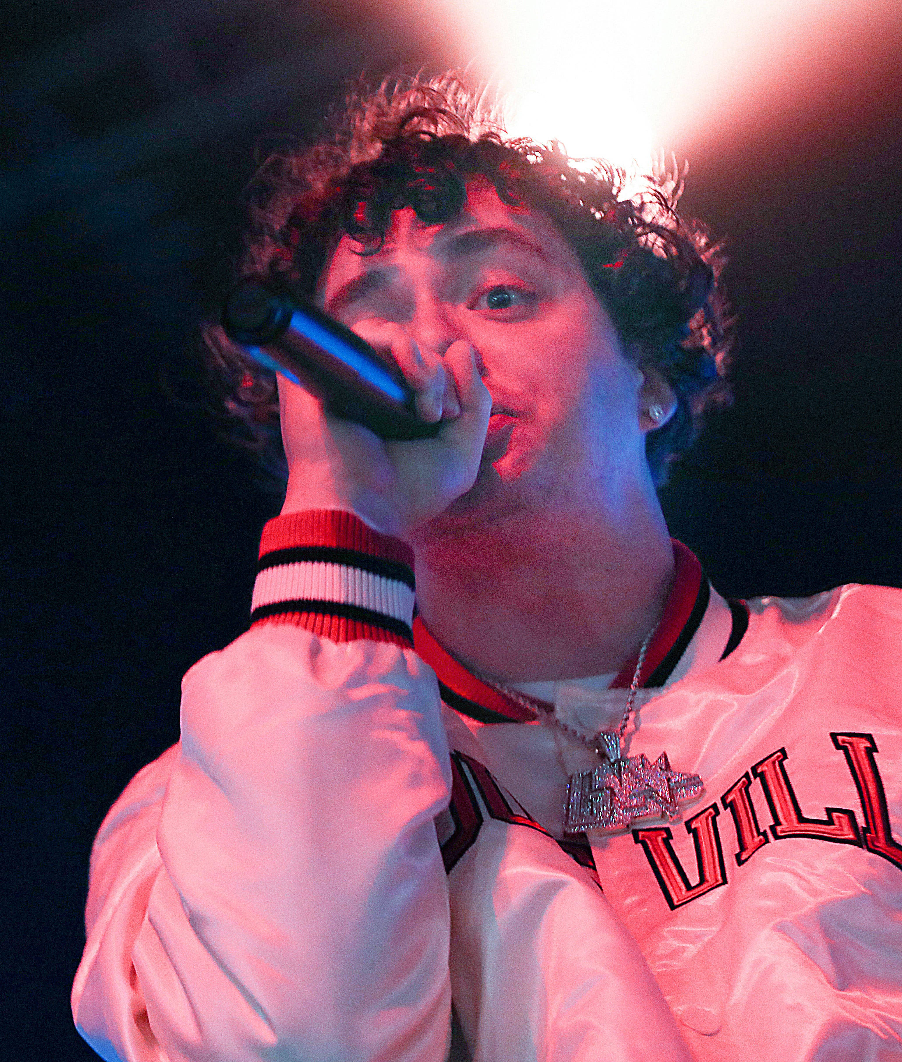 Jack Harlow Cầm Micro Hình nền