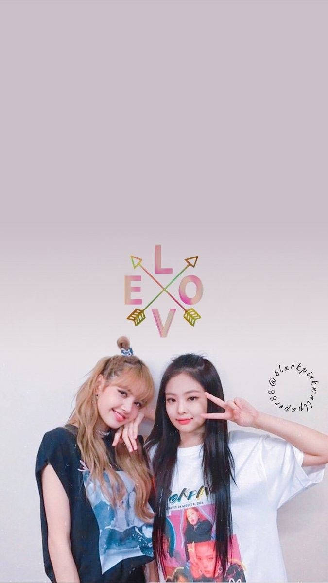 Hình nền Blackpink Lisa và Jennie trên nền trắng với mũi tên và chữ LOVE