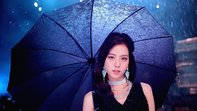 Hình nền MV DDU-DU DDU-DU của Blackpink Jisoo với ô màu xanh đậm