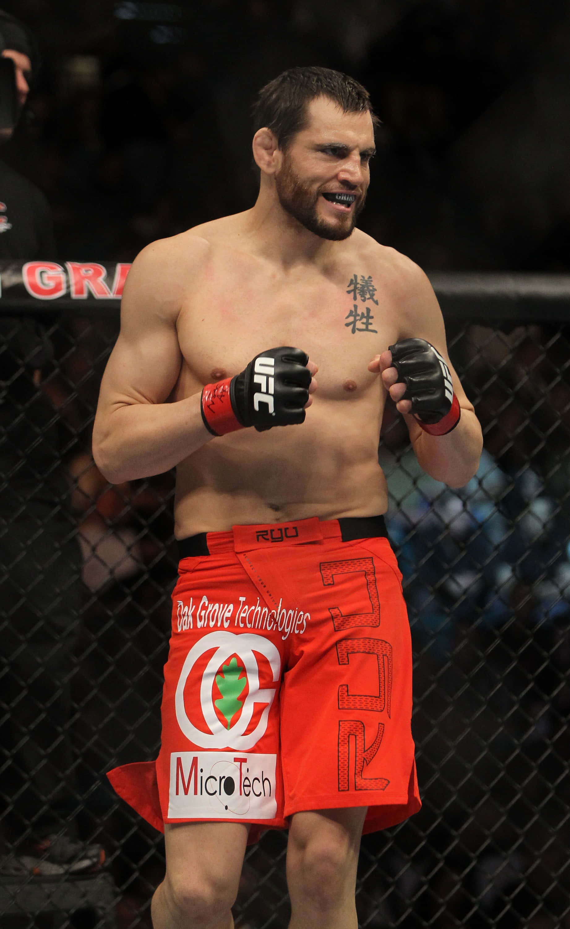Jon Fitch đứng trong lồng bát giác UFC 141 Hình nền