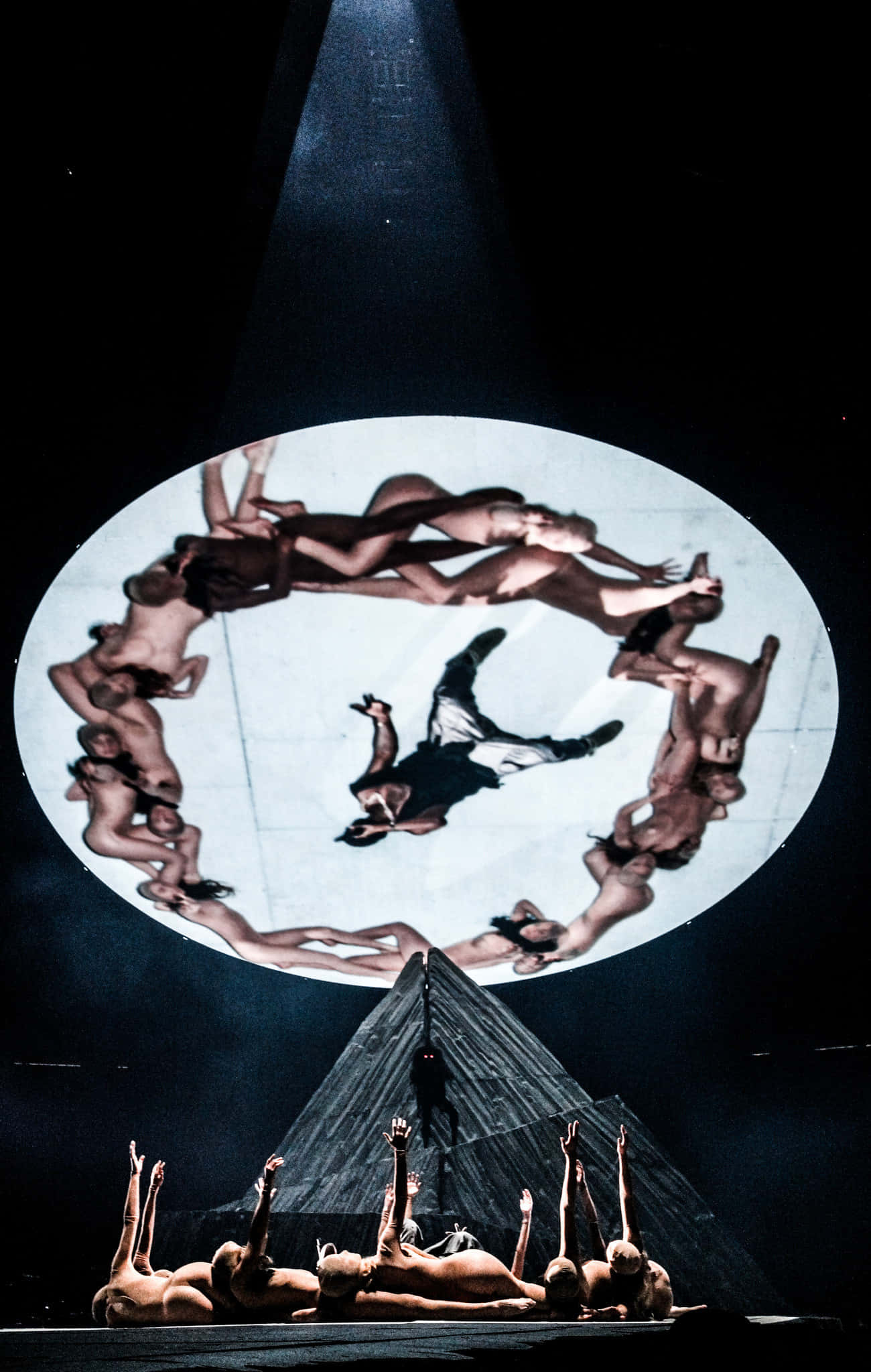 Kanye West Khoe Phong Cách Độc Đáo Tại Tour Yeezus Hình nền
