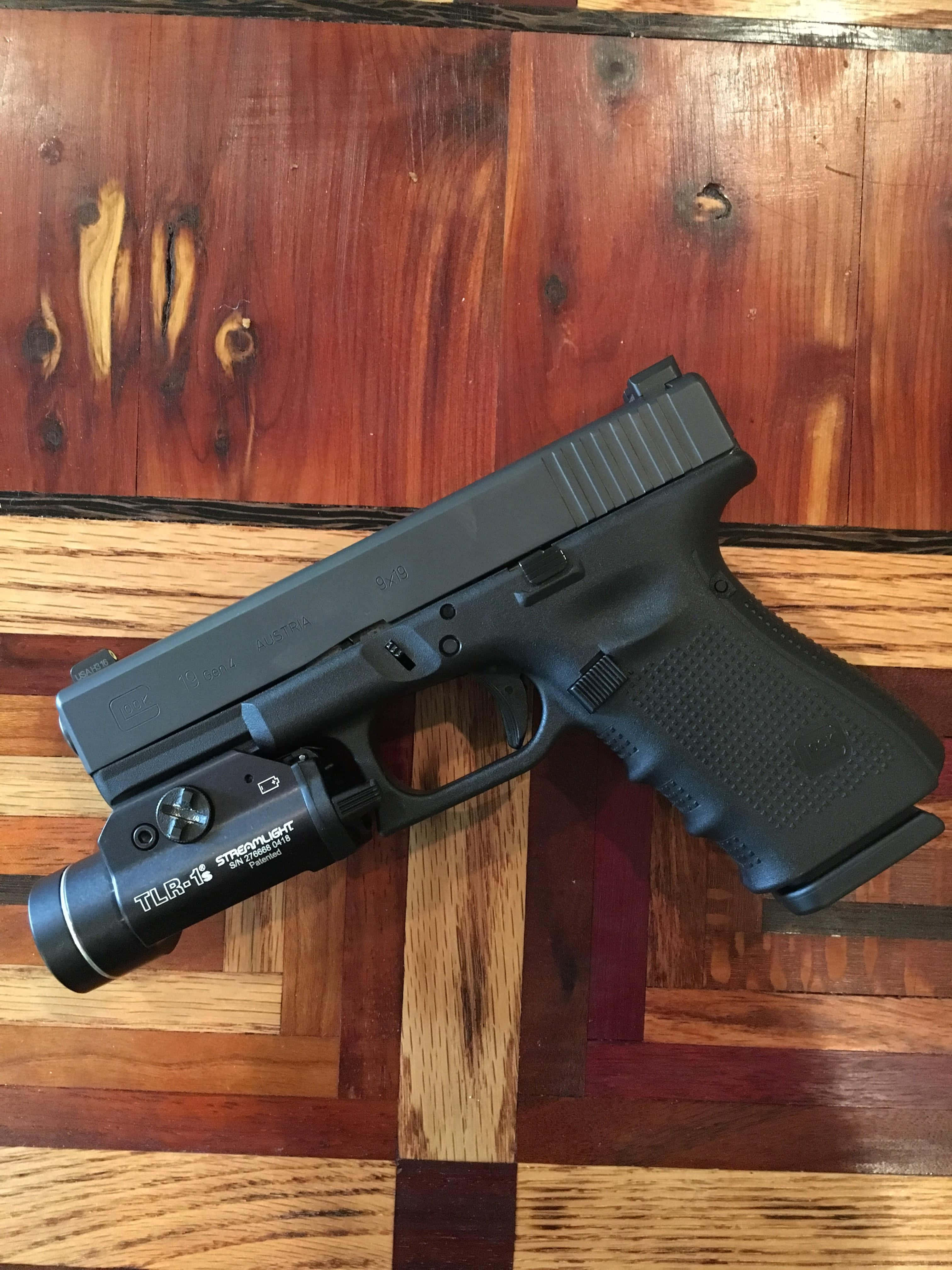 Khẩu Glock 19 này sẵn sàng để sử dụng. Hình nền
