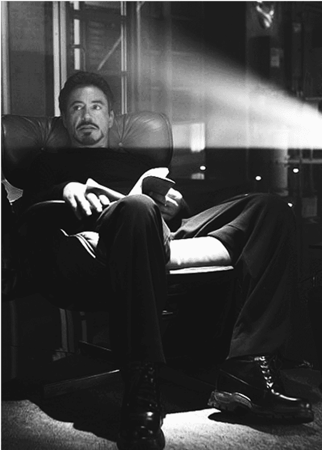 Khoảnh khắc trầm tư của Tony Stark Hình nền
