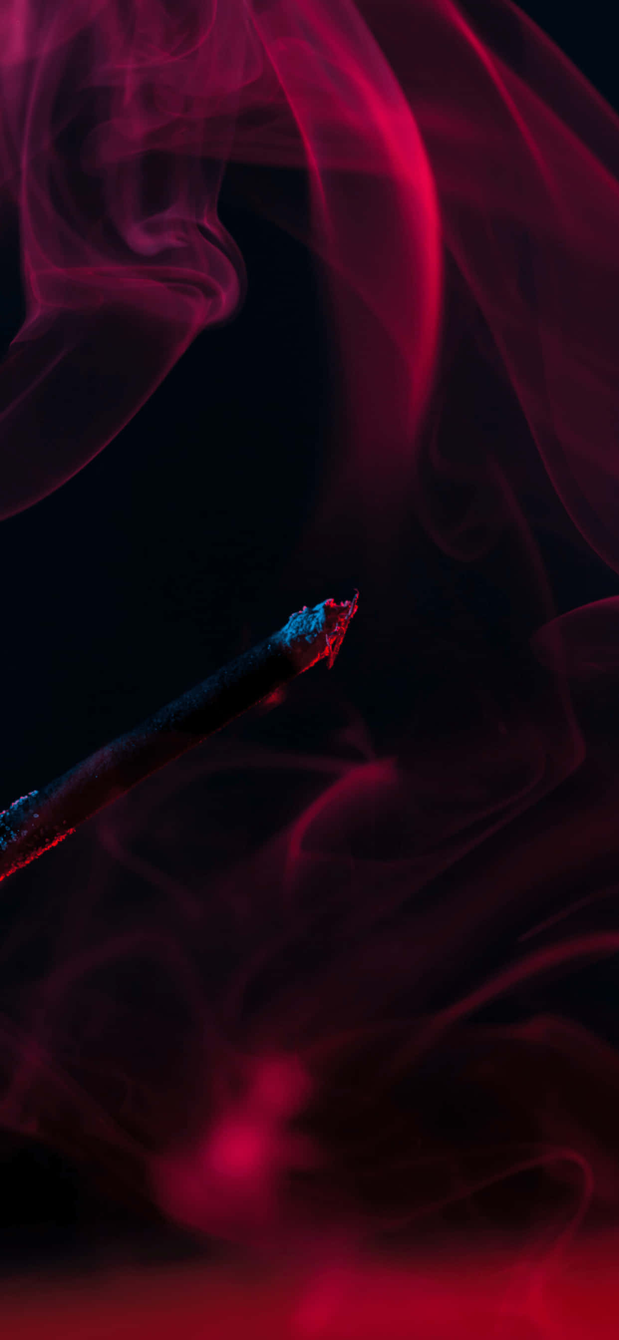 Khói đen đặc trên bầu trời đêm xanh nước biển. Hình nền