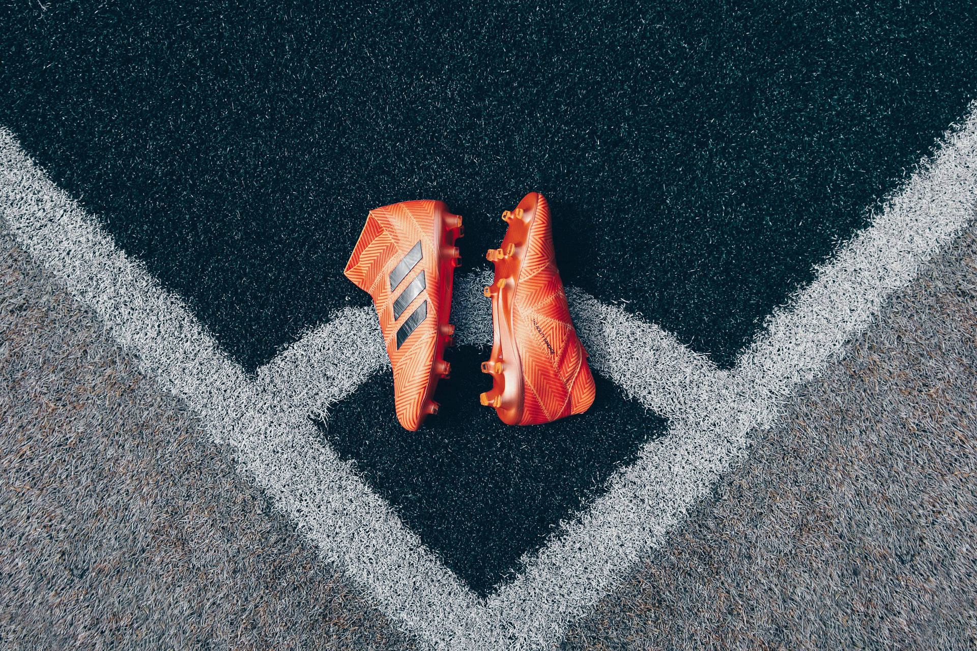 Hình nền giày bóng đá Adidas trên vòng cung góc sân.