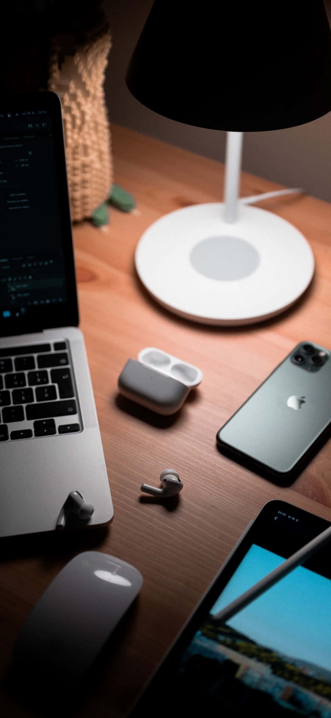Không gian làm việc đẹp với iPhone X trên bàn gỗ hiện đại Hình nền