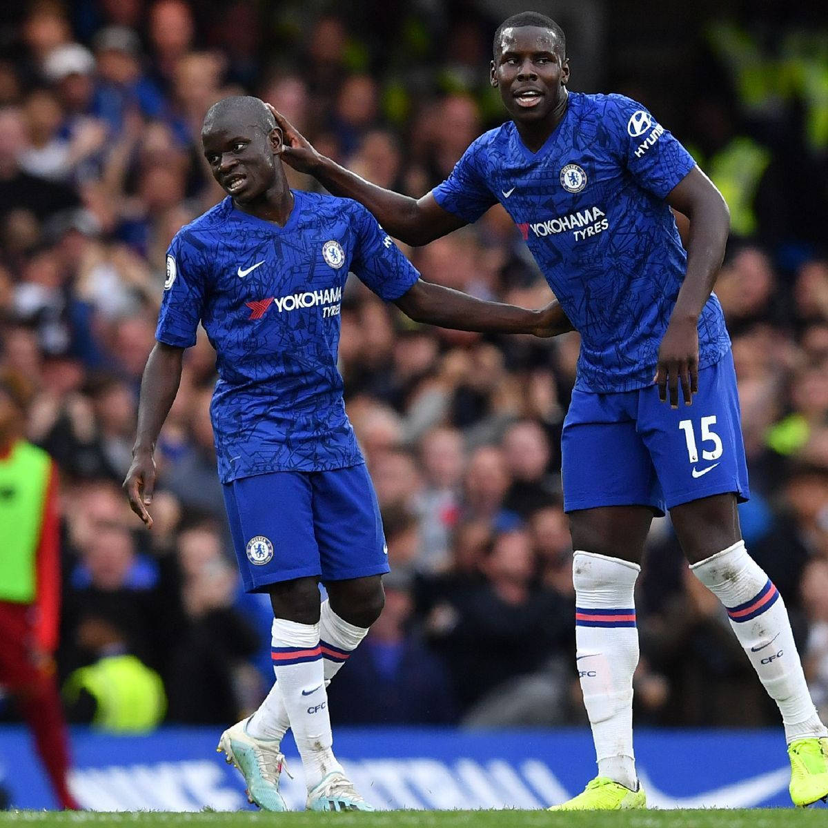Kurt Zouma chạm đầu đồng đội Hình nền