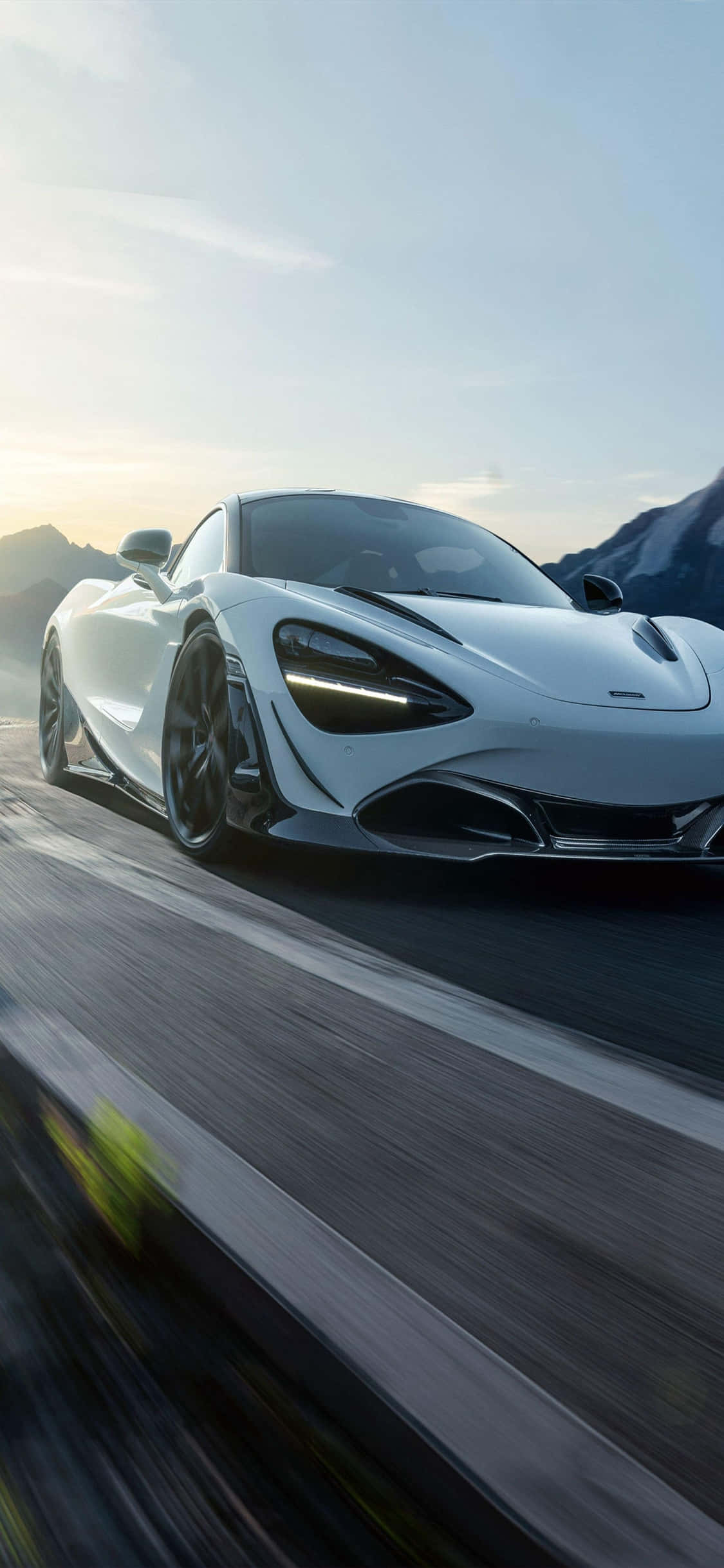 Lái xe phong cách cùng iPhone XS trong McLaren 720S Hình nền