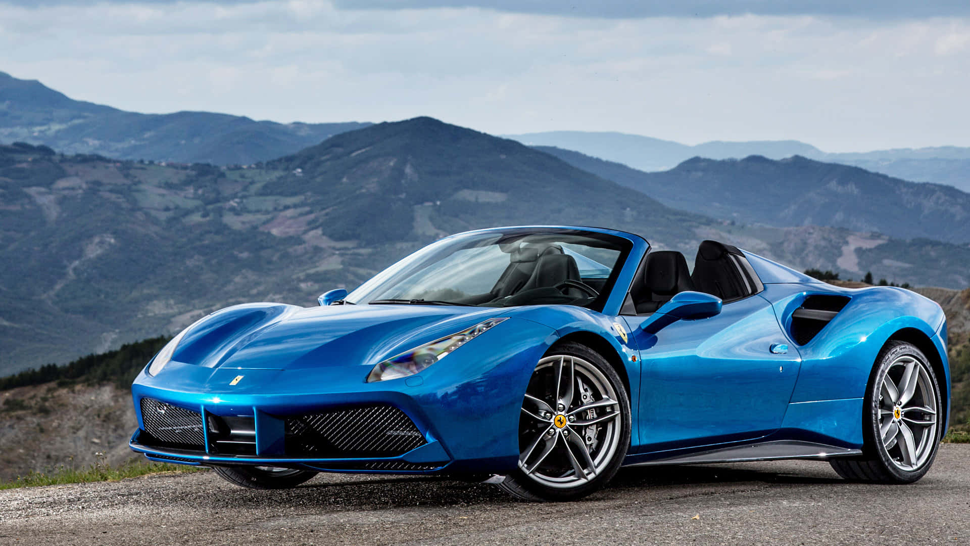 Lái xe phong cách - Một chiếc Ferrari trên đường rộng mở Hình nền