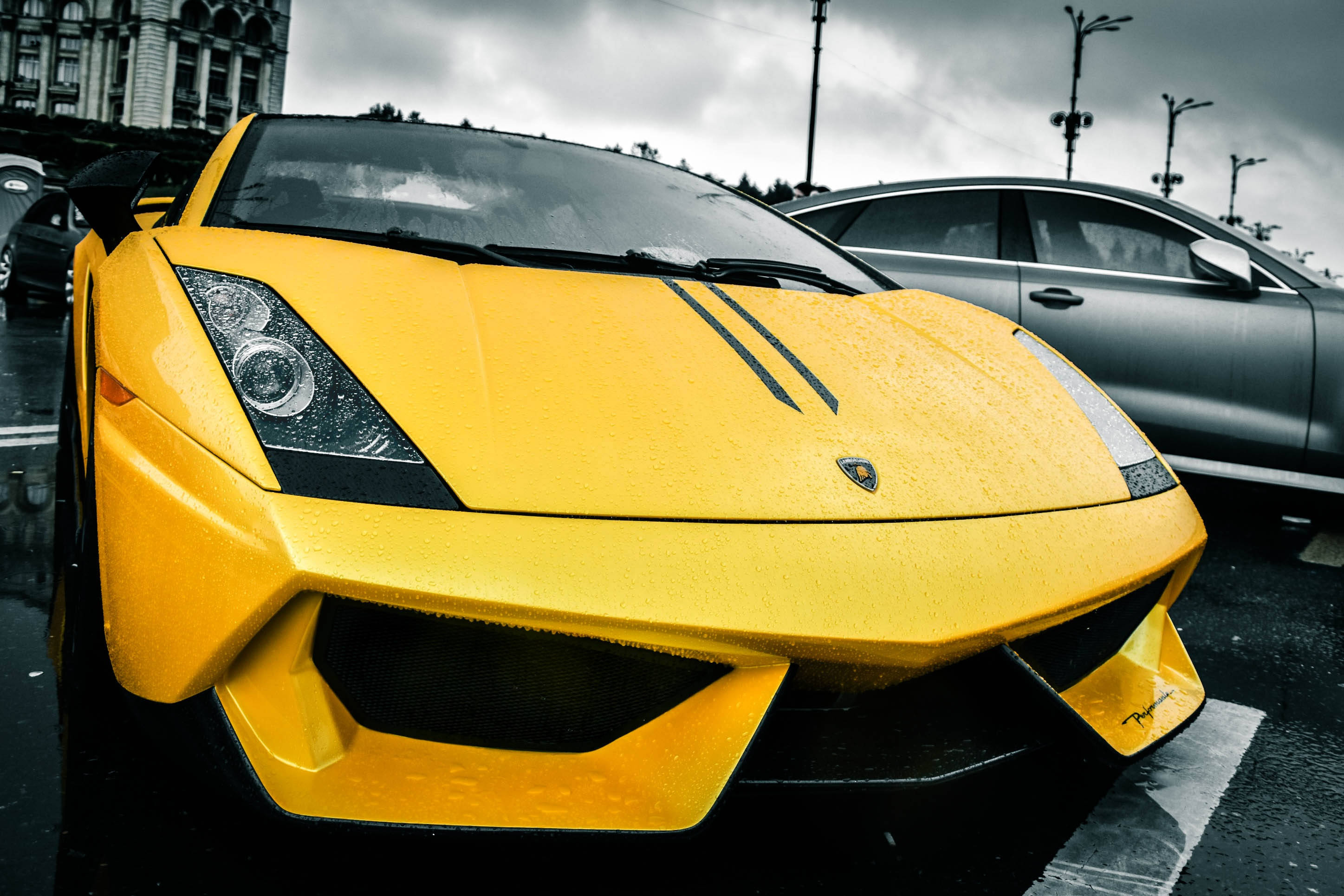 Lamborghini Gallardo màu vàng nổi bật trong ngày mưa Hình nền