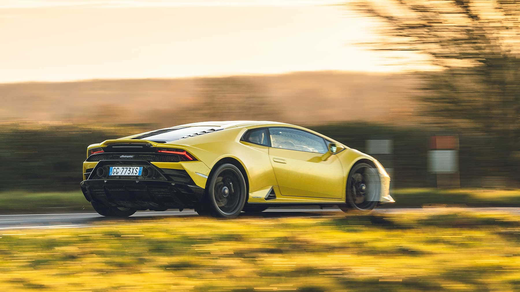 Lamborghini Huracan đang chạy trên con đường quê Hình nền