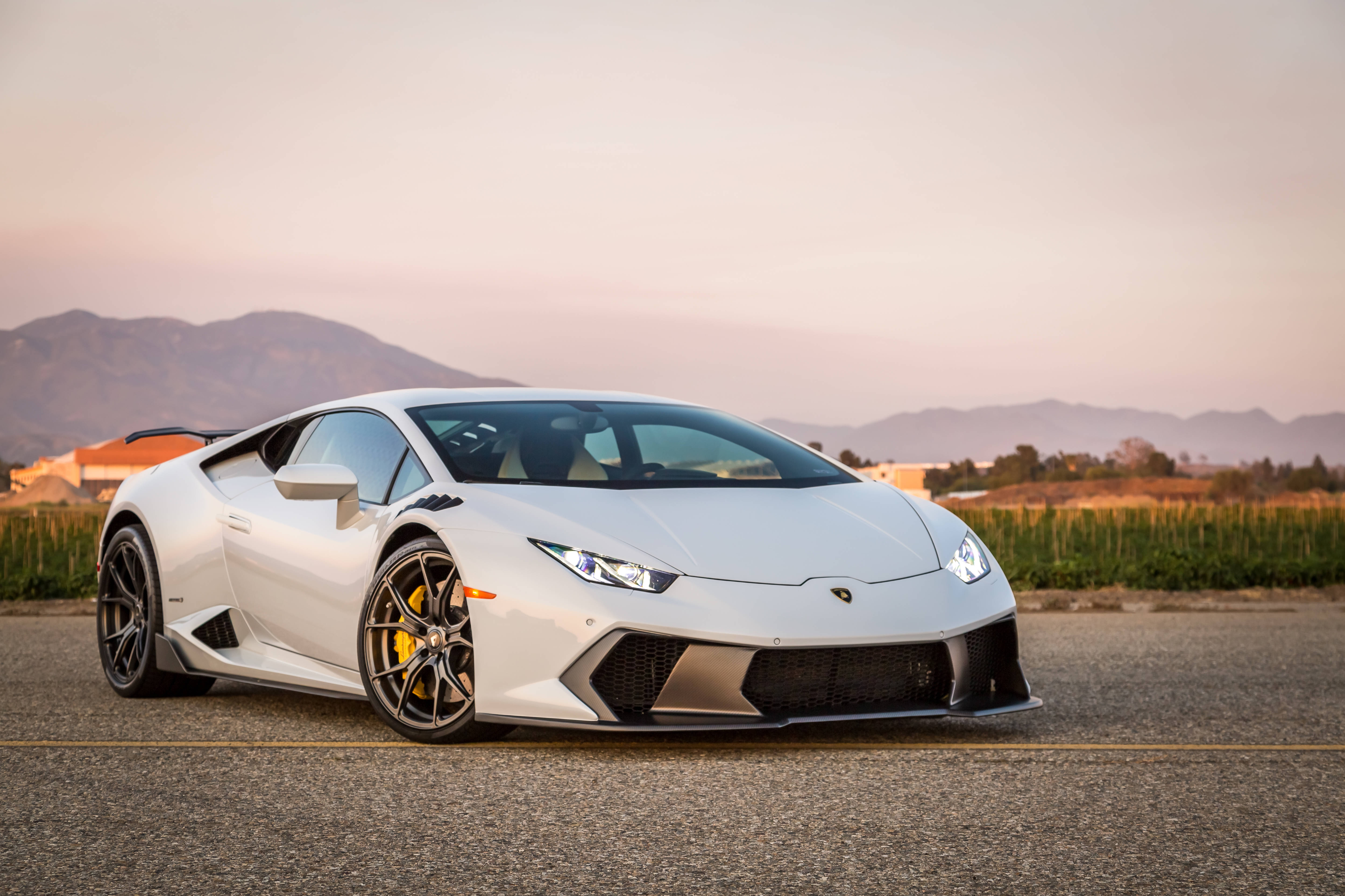 Lamborghini Huracan trắng hùng vĩ lúc hoàng hôn Hình nền