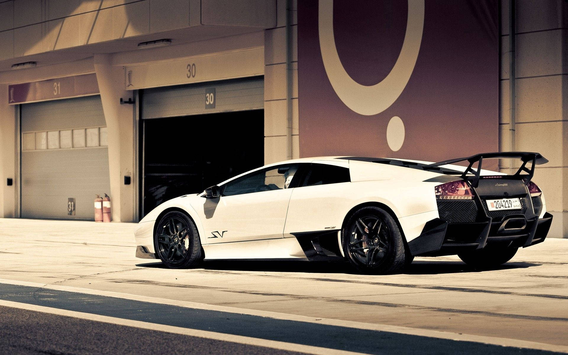 Hình nền Lamborghini Murcielago SV màu trắng nhìn từ bên hông và phía sau.